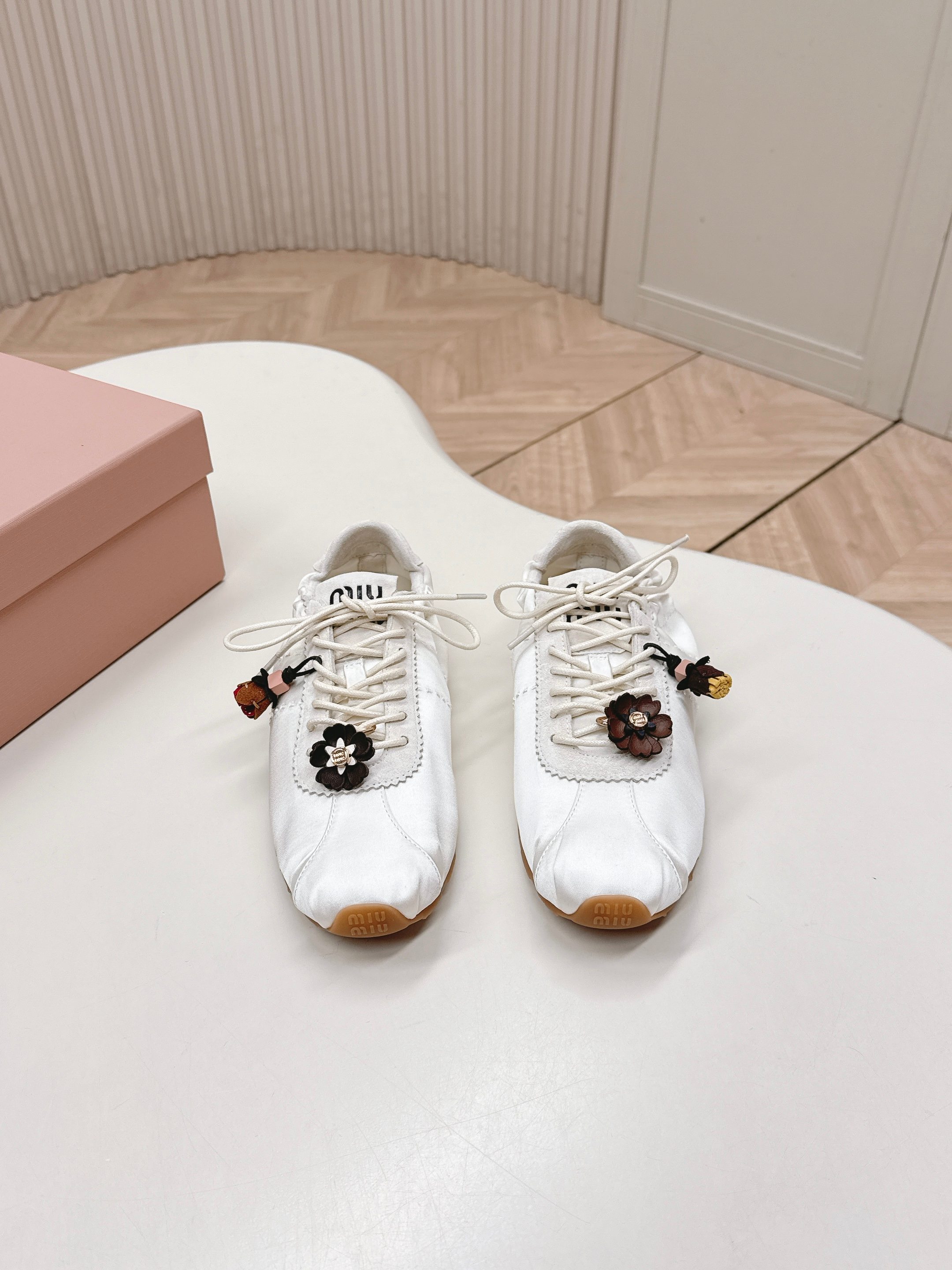 NO:696013,Miu Miu 26 new early spring catwalk MiuMiu ethics shoes casual sports shoes casual shoes show craftsmanship details from the Miu Miu series The trend of the new season is the concept of love at the moment, multiple collisions, conveying modern style~ Look good no matter how you wear it, this summer's fashionista favorite Material imported cowhide/silk Sheepskin lining Outsole Original molded TPU rubber sole  Size 35-40 (40, 41 customized), casual shoes/sports shoes, miumiu, sneakers, cowhide, sheepskin19860909Miu Miu 26 早春新款走秀MiuMiu 德训鞋 休闲运动鞋 休闲鞋秀场工艺来自Miu Miu系列的细节特写 新季的潮流此刻挚爱的概念,多元对撞,传达现代风格~ 怎么穿都好看今夏时髦精最爱 面料进口牛皮/丝绸 内里羊皮 大底原版开模TPU橡胶鞋底 码数35-40（40、41订做）,休闲鞋/运动鞋,miumiu,sneakers,cowhide,sheepskin,Women's Shoes