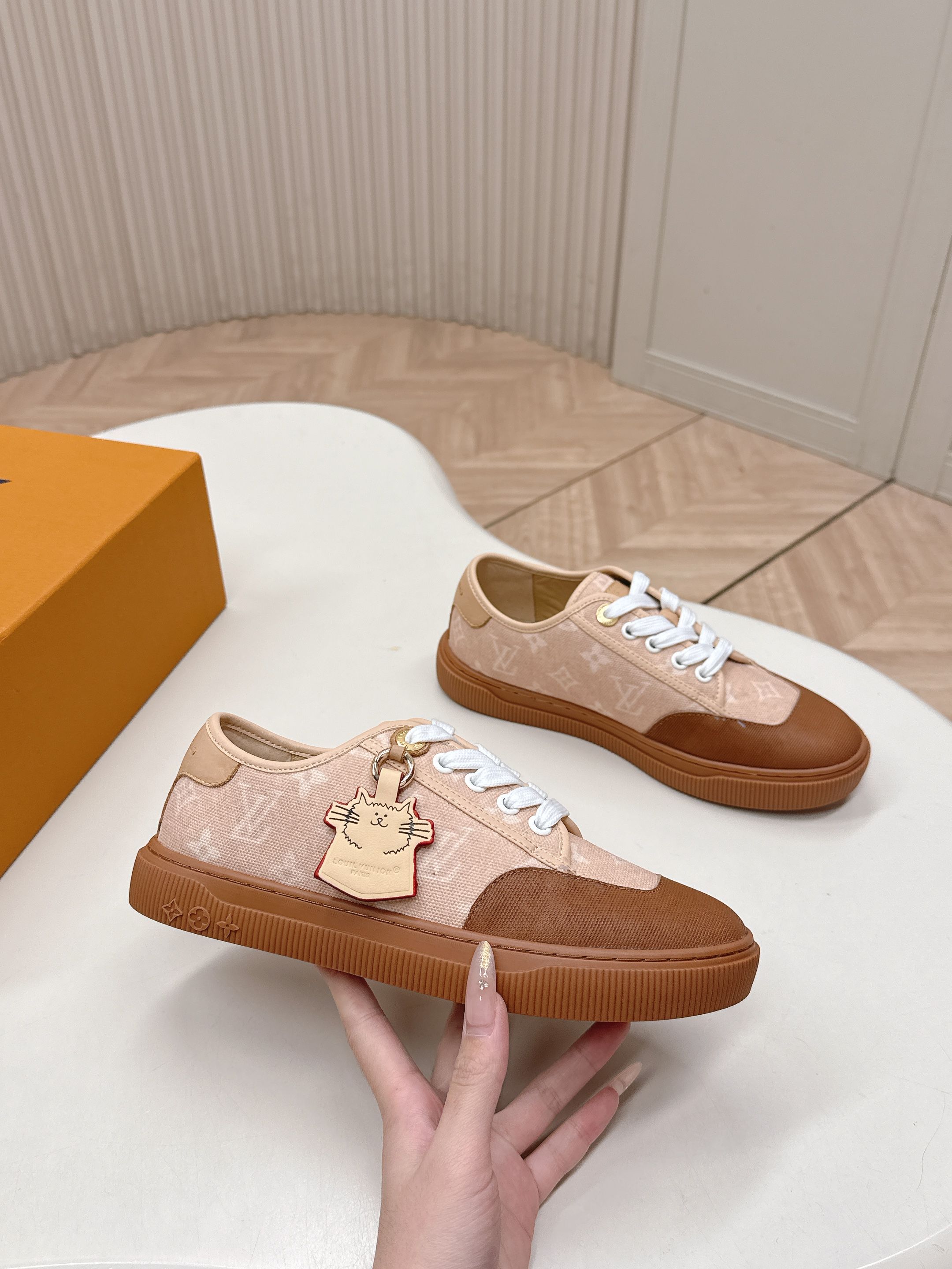 Louis Vuitton LV 驴牌26早春新款德训鞋板鞋运动鞋