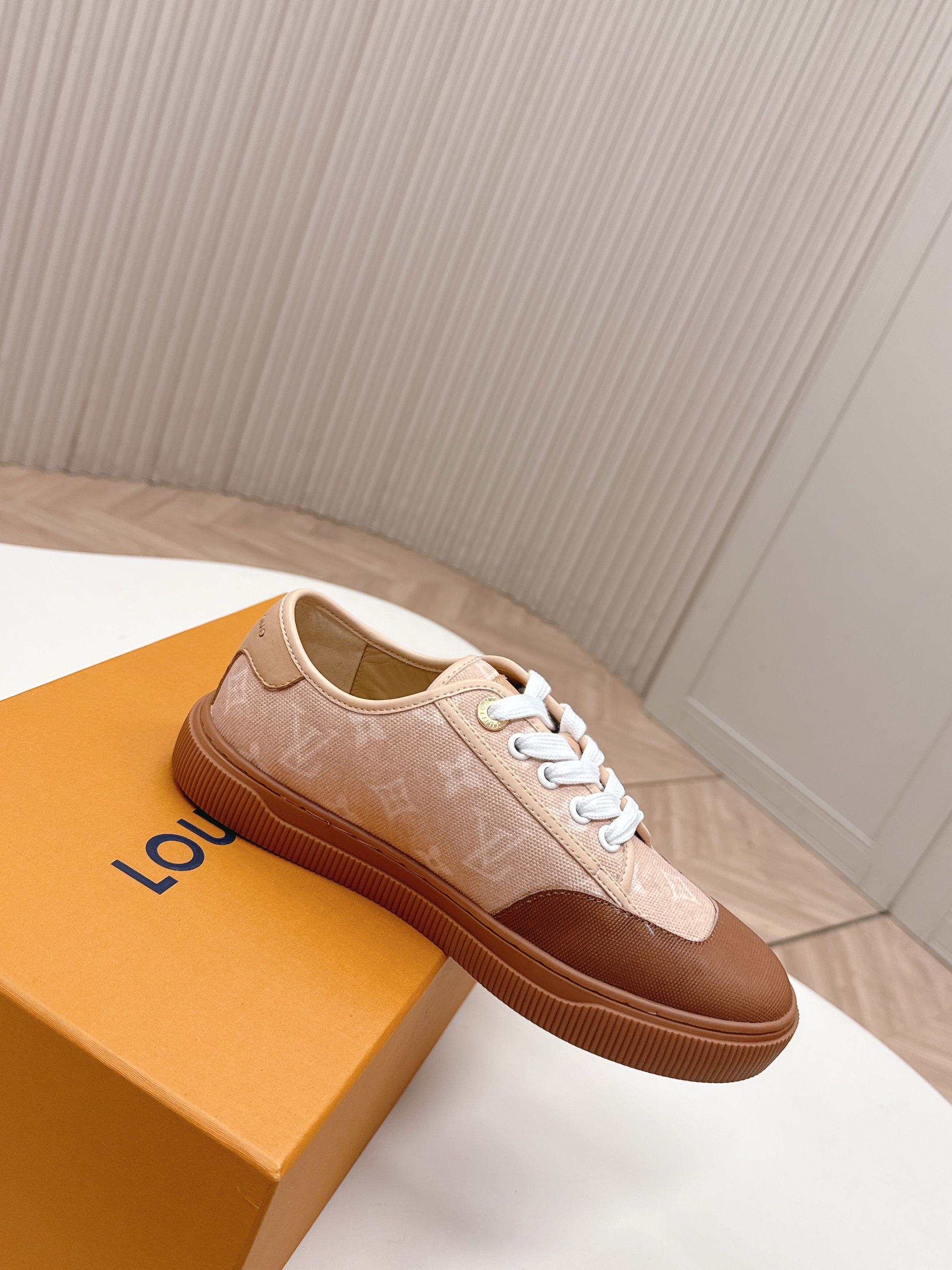 Louis Vuitton LV 驴牌26早春新款德训鞋板鞋运动鞋