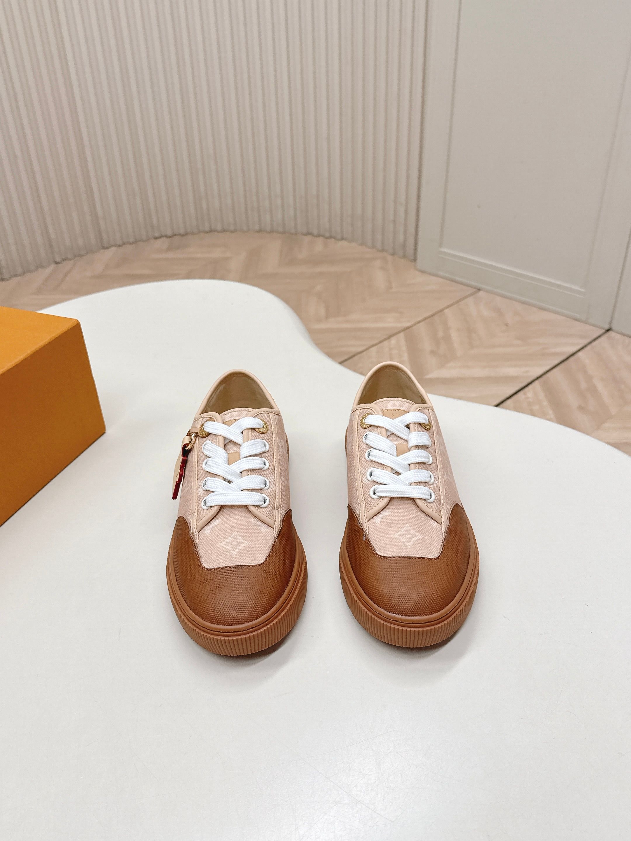 NO:696022,LV donkey brand 26 early spring new moral training shoes sneakers, classic presbyopia, eye-catching design style, full leather with super high-end, fresh and energetic, versatile and delicate upper, original custom material for the upper, new mold Tpu original outsole, upper cowhide, lining sheepskin, sole molded TPU outsole Size: 35-40, casual shoes/sports shoes, louis vuitton, louis  vuitton,sneakers,cowhide,sheepskin19860909LV 驴牌26早春新款德训鞋板鞋运动鞋 经典老花 眼睛一亮的设计风格 全皮面搭配超高级 清新且活力满满 上脚百搭秀气 鞋面原版定制材料 全新模具Tpu原版大底 鞋面牛皮 内里羊皮 鞋底开模TPU大底 Size: 35-40,休闲鞋/运动鞋,louis vuitton,louis vuitton,sneakers,cowhide,sheepskin,Women's Shoes