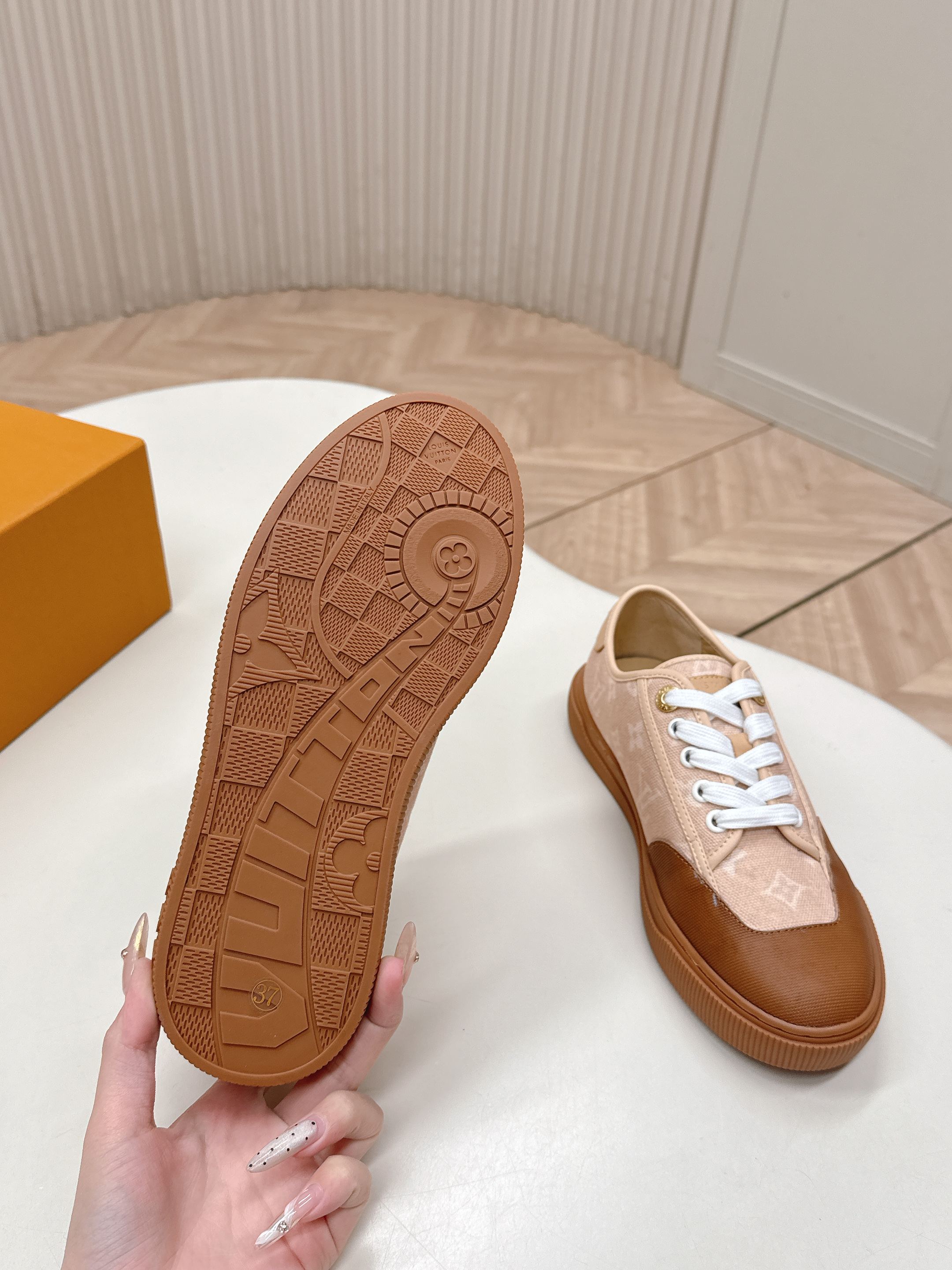 Louis Vuitton LV 驴牌26早春新款德训鞋板鞋运动鞋