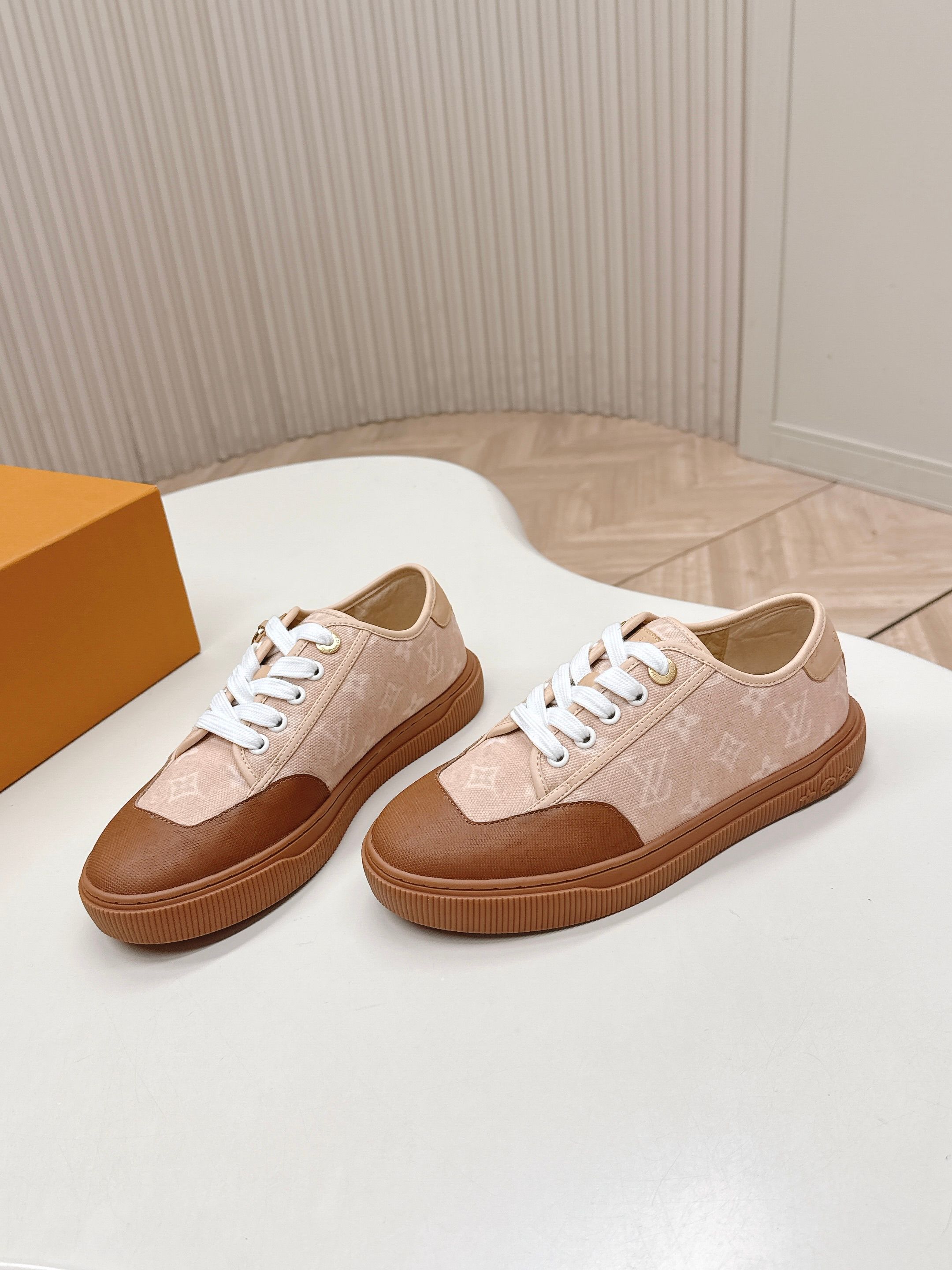 Louis Vuitton LV 驴牌26早春新款德训鞋板鞋运动鞋