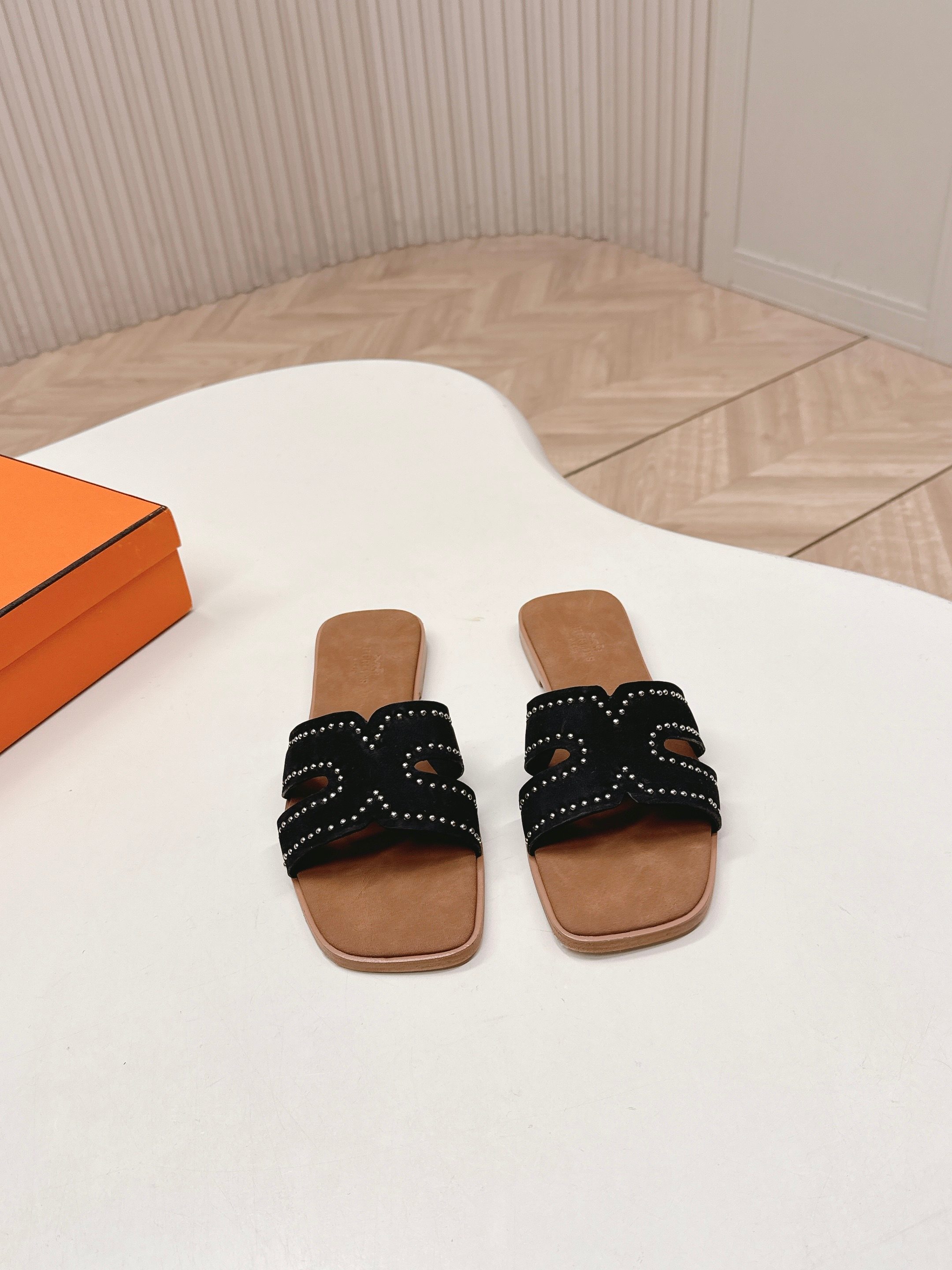 NO:747848,High version of Hermes Hermes new slippers H slippers sandals original purchase and development production classic shoe type This shoe is the finishing touch in your wardrobe, fully demonstrating the classic style of Hermes. Fabric cowhide leather foot pads sole original Italian leather outsole sole thickness 1CM Size: women's 35-40 /41 order, split toe slippers, hermes, hermes, sandals, slippers, cowhide, Leather soles19860909高版 Hermes爱马仕 新款 拖鞋 H拖 凉鞋 原版购入开发 做货 经典鞋型 此鞋款是您衣橱中的点睛单品,充分展现爱马仕经典风格 面料牛皮 垫脚牛皮里 鞋底原版意大利真皮大底 底厚1CM Size:女款35-40 /41订,分趾鞋拖鞋,hermes,hermes,sandals,slippers,cowhide,Leather soles,Women's Shoes