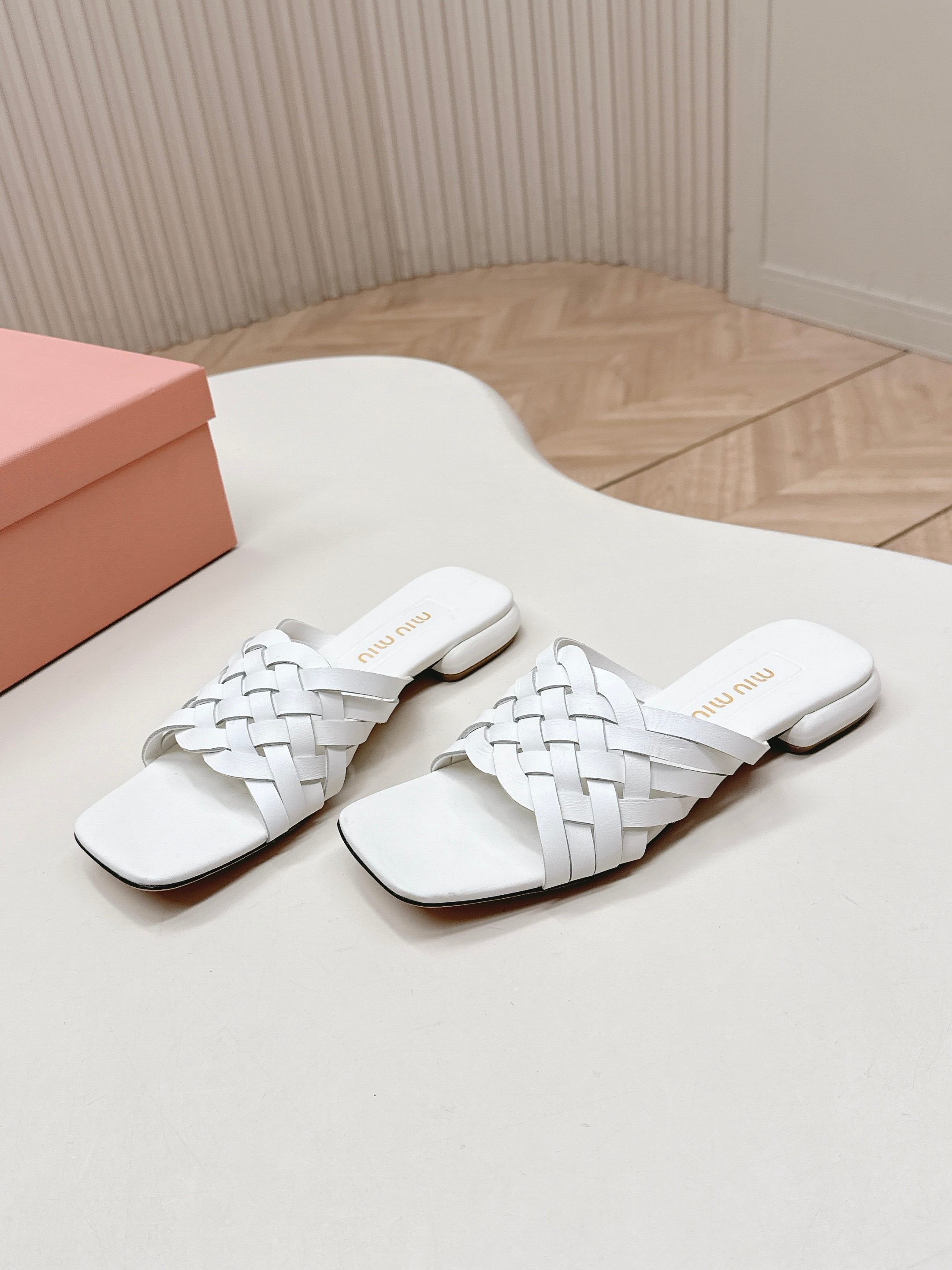 NO:747863,High version MiuMiu F032 2026ss new spring and summer sandals series - braided flat-heeled style ZP development original disassembly, instant kill of the ordinary version on the market, miumiu is really too girly!  The upper is super soft and comfortable!  Imported calfskin upper, sheepskin lining, Italian genuine leather outsole, size 35-40 (40.41 custom-made, non-returnable), split-toe slippers, miumiu, slippers, cowhide, sheepskin, Leather soles19860909高版本  MiuMiu缪缪F032 2026ss春夏新款凉拖鞋系列-编织平跟款 Zp开发 原版拆卸 秒杀市面普通版本,miumiu真的太少女啦！鞋面超级软糯 舒适度超高！ 鞋面进口小牛皮 内里羊皮内里 鞋底意大利真皮大底 码数35-40（40.41订做不退换）,分趾鞋拖鞋,miumiu,slippers,cowhide,sheepskin,Leather soles,Women's Shoes