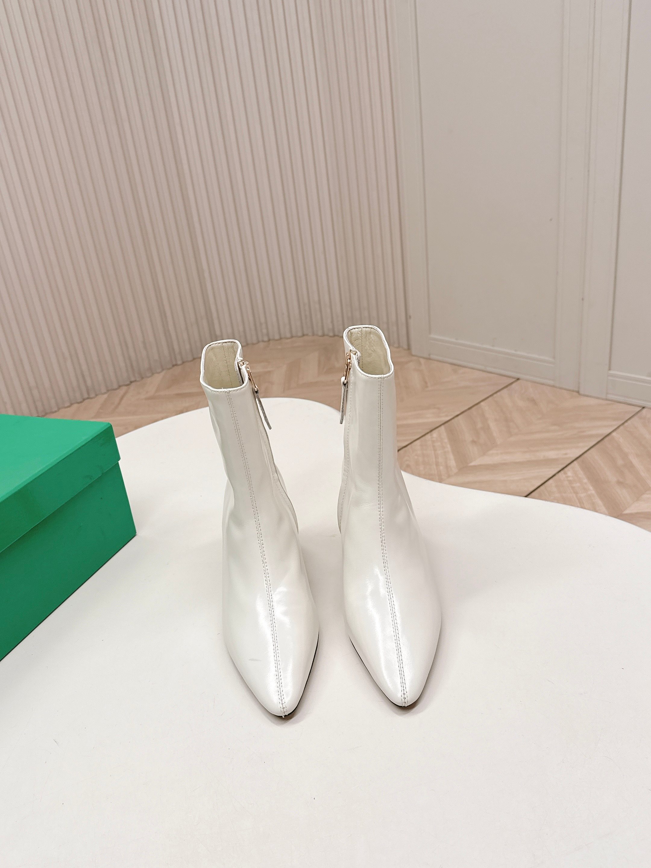 NO:747766,BV 2026 new series of sexy high-heeled short boots with pointed toe, versatile last shape and slim feet yyds. The shape is three-dimensional and full, and the high-heeled queen style is full of temperament. It is comfortable on the foot, full of aura, and the pointed toe style is very classic. The details are perfect... The upper is cowhide, the lining is cowhide, and the feet are padded!  Leather injection outsole Size: 35-39 (40,41,boots,bottega veneta,boots,cowhide19860909出 BV 2026新系列 尖头性感高跟短靴 楦型百搭瘦脚yyds.造型立体饱满,高跟女王款气质满满 上脚舒适 气场十足,尖头风格非常经典 细节完美 ... 鞋面牛皮 牛里、垫脚！真皮注塑大底 Size: 35-39（40,41,靴子,bottega veneta,boots,cowhide,Women's Shoes