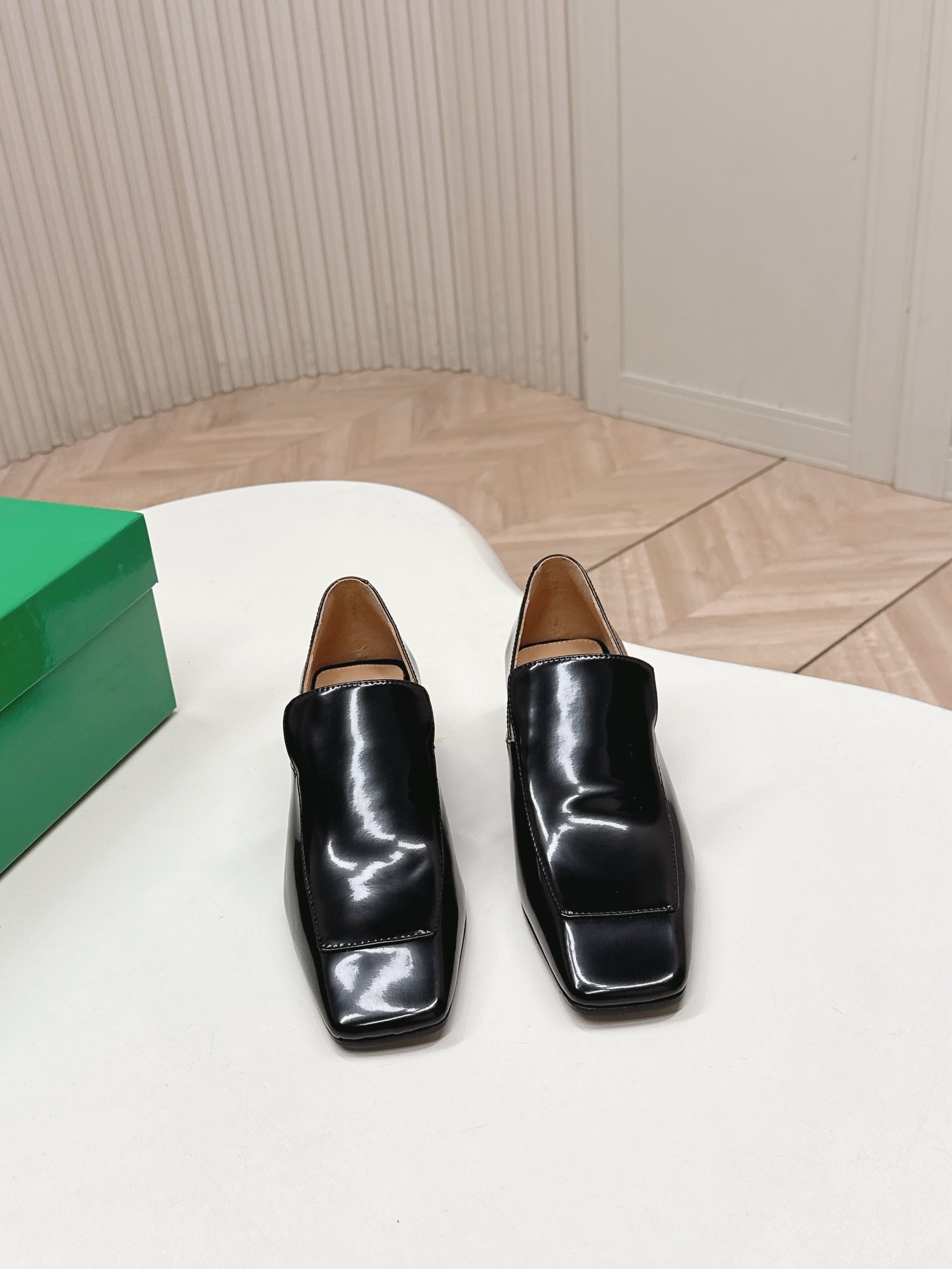 NO:747250,Glossy BV2026 new series, women's Sofia thick-heeled shoes, a must-have for commuting. Elegant materials are used in shoes that are intellectually elegant and capable. The full high-end design is beautiful~~ The fabric calfskin and shaping technology pursue the perfection of internal craftsmanship. The outsole process is a brand classic. Italian genuine leather outsole is selected for the new season. It is combined with clear dyeing technology and rubber square technology. Comfortable and high-end large thick heel design makes travel more comfortable and confident.  35-40,41.42,single shoes,bottega veneta,cowhide,Leather soles19860909光面出 BV2026新系列 女士 Sofia 大粗跟单鞋 通勤必备  优雅材质运用在鞋履上知性优雅干练  满满的高级感设计美美哒～～ 面料小牛皮 以及定型科技追求内部工艺完美  大底工艺 品牌经典之作 新季选用意大利真皮大底 配合清染技术 搭配橡胶方块工艺  舒适高端 大粗跟设计 让出行更舒适 自信 35-40,41.42,单鞋,bottega veneta,cowhide,Leather soles,Women's Shoes