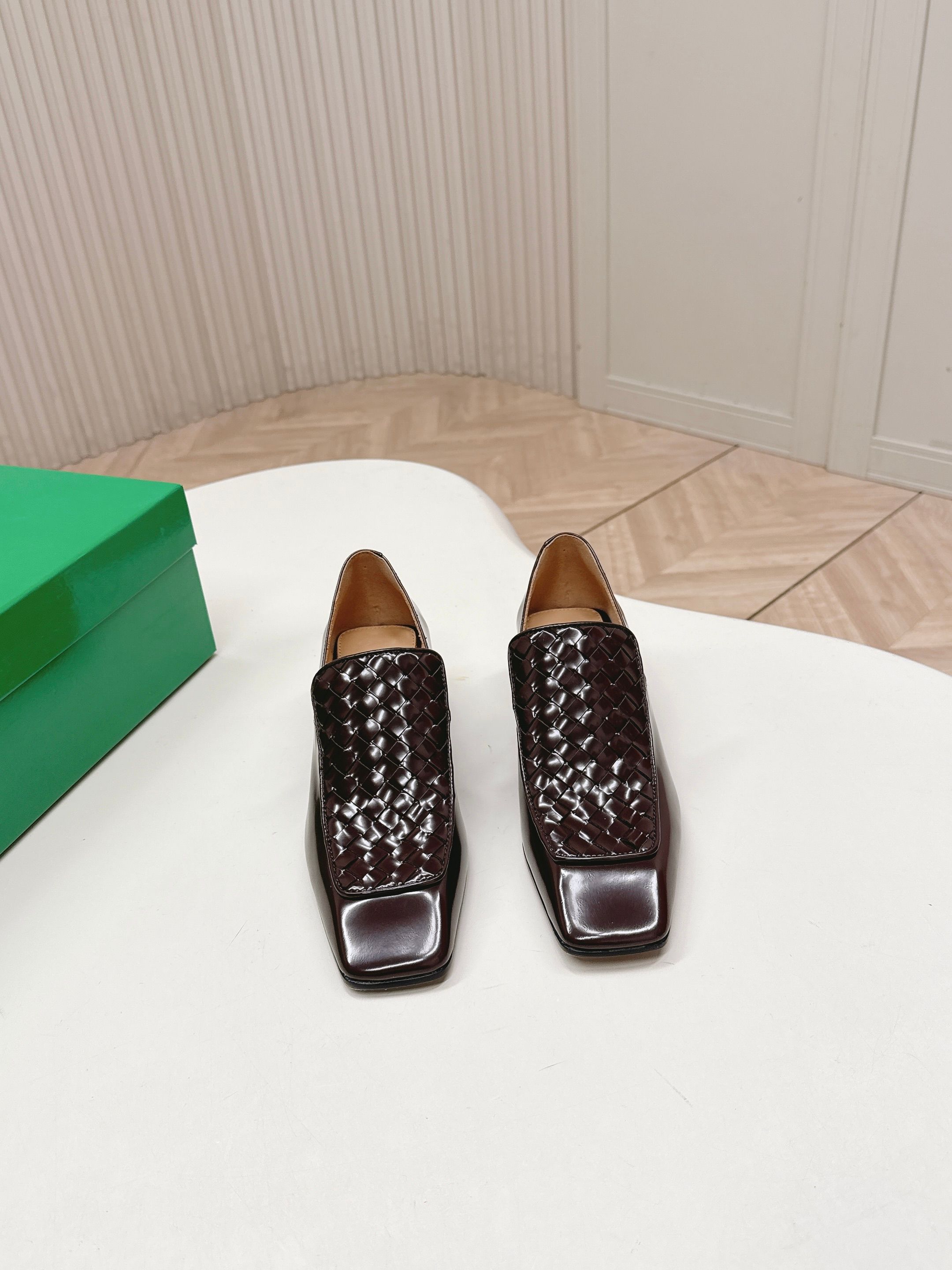 NO:747252,Woven surface comes out of BV2026 new series, women's Sofia large block heel shoes, a must-have for commuting. The use of elegant materials in shoes is intellectual, elegant and capable. The full high-end design is beautiful~~ The fabric calfskin and styling technology pursue the perfection of internal craftsmanship. The outsole process is a brand classic. Italian genuine leather outsole is selected in the new season. It is combined with clear dyeing technology and rubber square technology. It is comfortable and high-end. The large thick heel design makes travel more comfortable and confident.  35-40,41.42,single shoes,bottega veneta,cowhide,Leather soles19860909编织面出 BV2026新系列 女士 Sofia 大粗跟单鞋 通勤必备  优雅材质运用在鞋履上知性优雅干练  满满的高级感设计美美哒～～ 面料小牛皮 以及定型科技追求内部工艺完美  大底工艺 品牌经典之作 新季选用意大利真皮大底 配合清染技术 搭配橡胶方块工艺  舒适高端 大粗跟设计 让出行更舒适 自信 35-40,41.42,单鞋,bottega veneta,cowhide,Leather soles,Women's Shoes