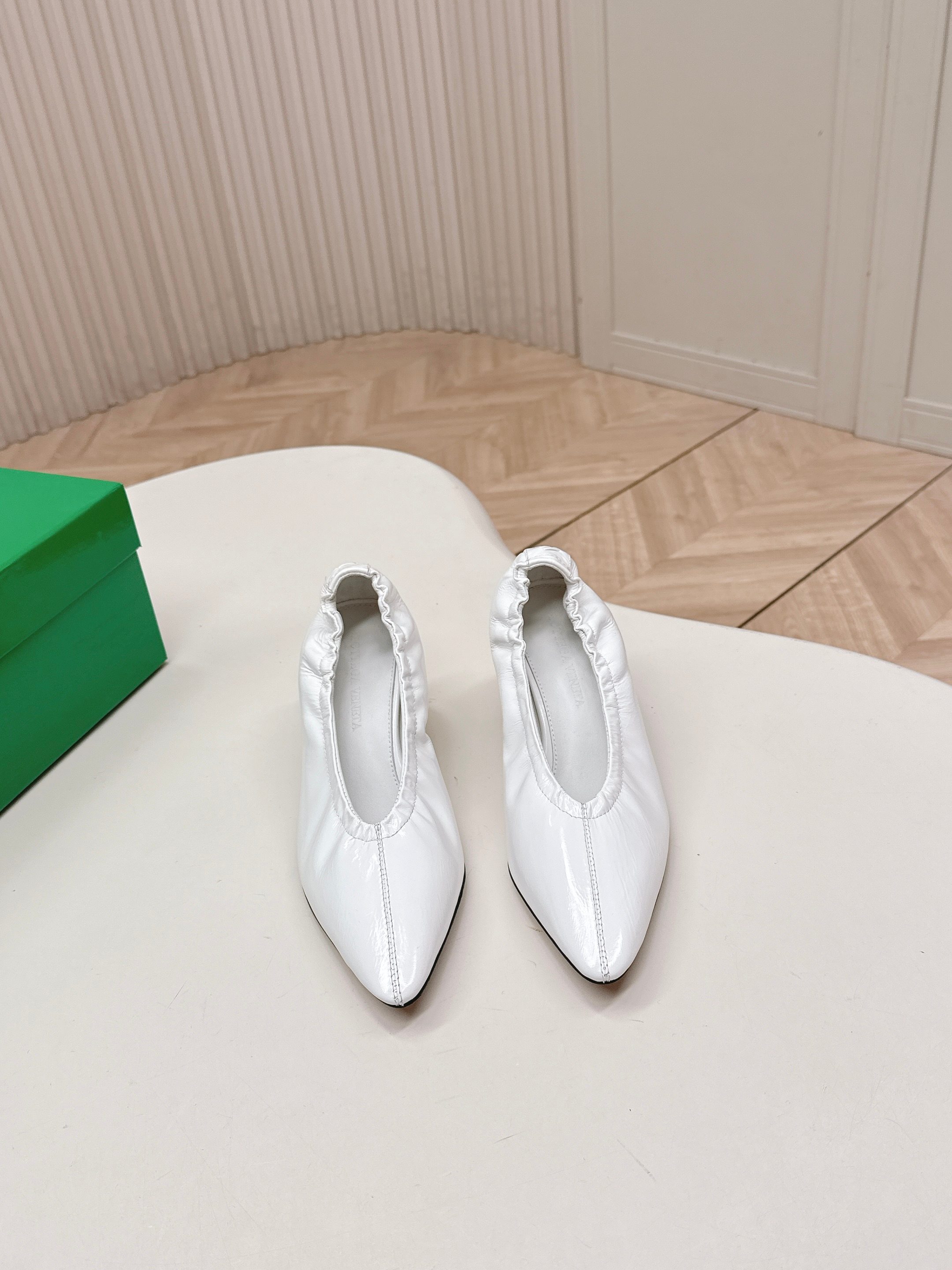 NO:747248,BV2026 new series of women's Sofia high-heeled shoes are a must-have for commuting. Elegant materials are used in shoes that are intellectually elegant and capable. The full high-end design is beautiful~~ The fabric is lambskin and the shaping technology pursues the perfection of internal craftsmanship. Heel. Padded lambskin. Outsole technology. Brand classic. Italian genuine leather outsole is selected in the new season. Combined with clear dyeing technology and rubber square technology. Comfortable and high-end high-heeled design makes traveling more comfortable and confident.  35-40 41 42,single shoes,bottega veneta,sheepskin,Leather soles19860909出 BV2026新系列 女士 Sofia 高跟单鞋 通勤必备  优雅材质运用在鞋履上知性优雅干练  满满的高级感设计美美哒～～ 面料小羊皮 以及定型科技追求内部工艺完美   鞋跟 垫脚小羊皮 大底工艺 品牌经典之作 新季选用意大利真皮大底 配合清染技术 搭配橡胶方块工艺  舒适高端 高跟 设计 让出行更舒适 自信 35-40 41 42,单鞋,bottega veneta,sheepskin,Leather soles,Women's Shoes