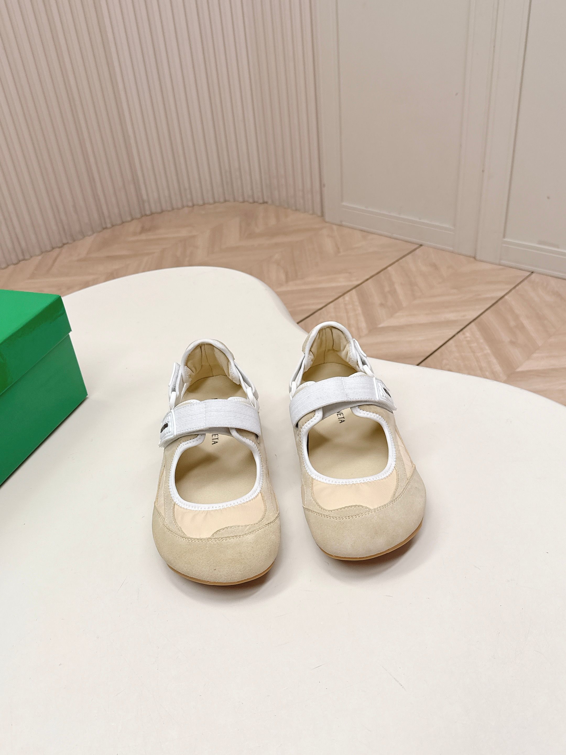 NO:722886,,BV 2026 new series!  Astaire Mary Jane ballet shoes, casual Velcro sneakers, family elements series, round toe, must-have for all seasons, so beautiful, comfortable and light on the feet. Elegant materials used in shoes are intellectual, elegant and capable, full of high-end sense. Beautiful ~ ~ fabric cowhide patchwork surface and shaping technology pursue perfect internal craftsmanship. Comfortable and high-end. Square small heel design makes traveling more comfortable and confident. Size 35-41 (40.41 customization is not returnable), ballet shoes, Bottega  veneta,mary jane,sneakers,cowhide19860909,BV 2026新系列！Astaire玛丽珍芭蕾舞鞋休闲魔术贴运动鞋 家族元素 系列 圆头 四季必备款 好美 上脚舒适轻便 优雅材质运用在鞋履上知性优雅干练,满满的高级感 美美哒～～面料牛皮拼布面 以及定型科技追求内部工艺完美 舒适高端 方形小跟设计 让出行更舒适 自信 . 码数35-41（40.41定制不退换）,芭蕾舞鞋,bottega veneta,mary jane,sneakers,cowhide,Women's Shoes