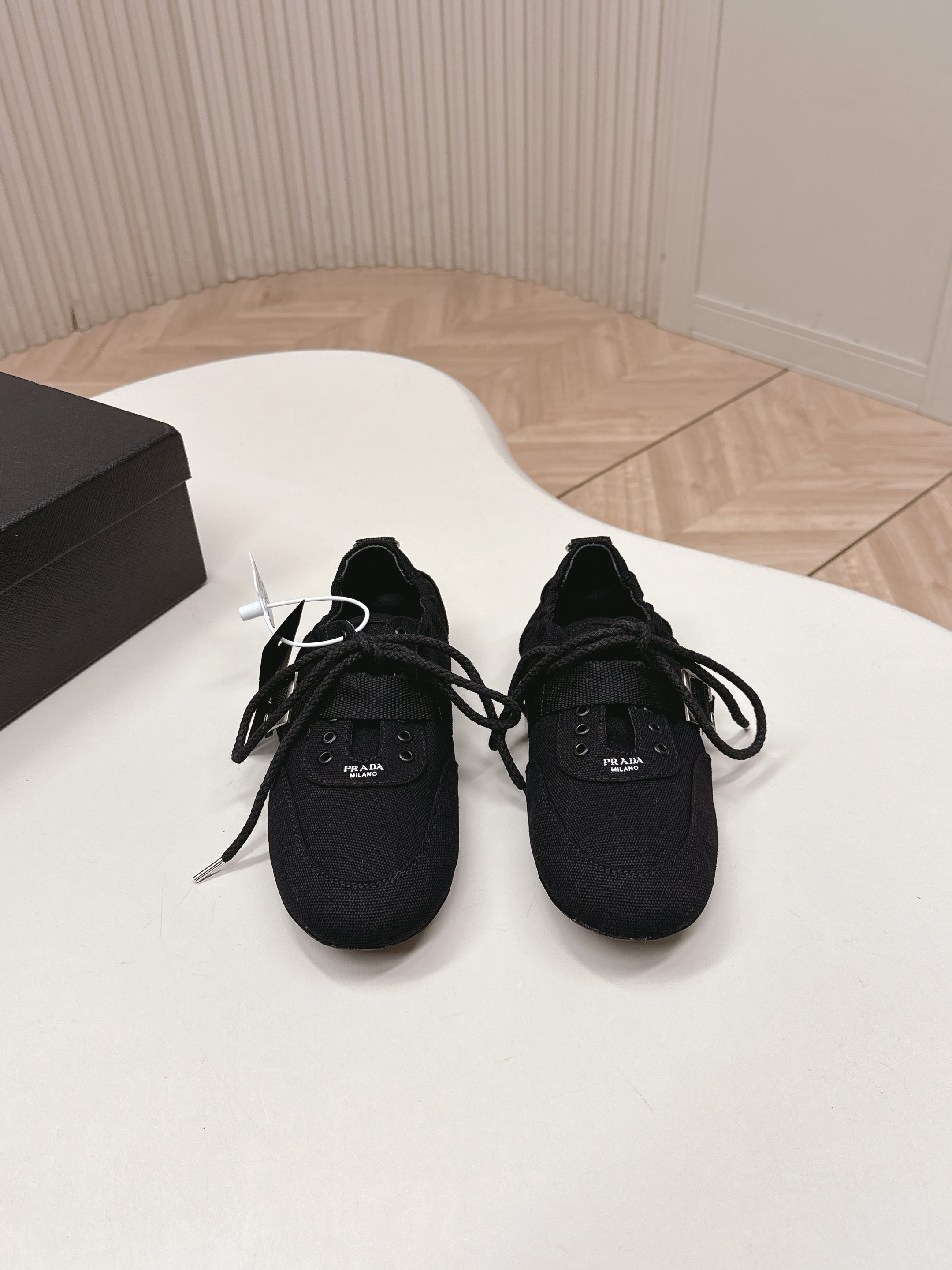 NO:722901,, Prada Prada P home 26ssfw~new new lace-up casual shoes, ballet shoes, moral training shoes, low-key luxury slip-ons, the best choice for the rich!  The soft rubber sole is known as the feeling of stepping on clouds ~ 100% comfort. The upper is made of delicate material, and the shoe shape is full of wrapping, soft and textured!  Full of high-end feel!  Upper original washed denim lining sheepskin + cloth sole TPU non-slip outsole Size 35-39 (40.41 customized non-refundable), casual shoes/sports shoes, prada, prada, sneakers, sheepskin19860909,Prada普拉达P家26ssfw～new新款系带休闲鞋芭蕾舞鞋 德训鞋 低调奢华懒人鞋,富人的不二选择！ 软胶底素有踩云感之称～舒适度百分百 细腻材质鞋面,鞋型包裹感十足,柔和而有质感！高级感满满！ 鞋面 原版水洗牛仔布 内里 羊皮+布 鞋底tpu防滑大底 Size 35-39（40.41定制不退换）,休闲鞋/运动鞋,prada,prada,sneakers,sheepskin,Women's Shoes