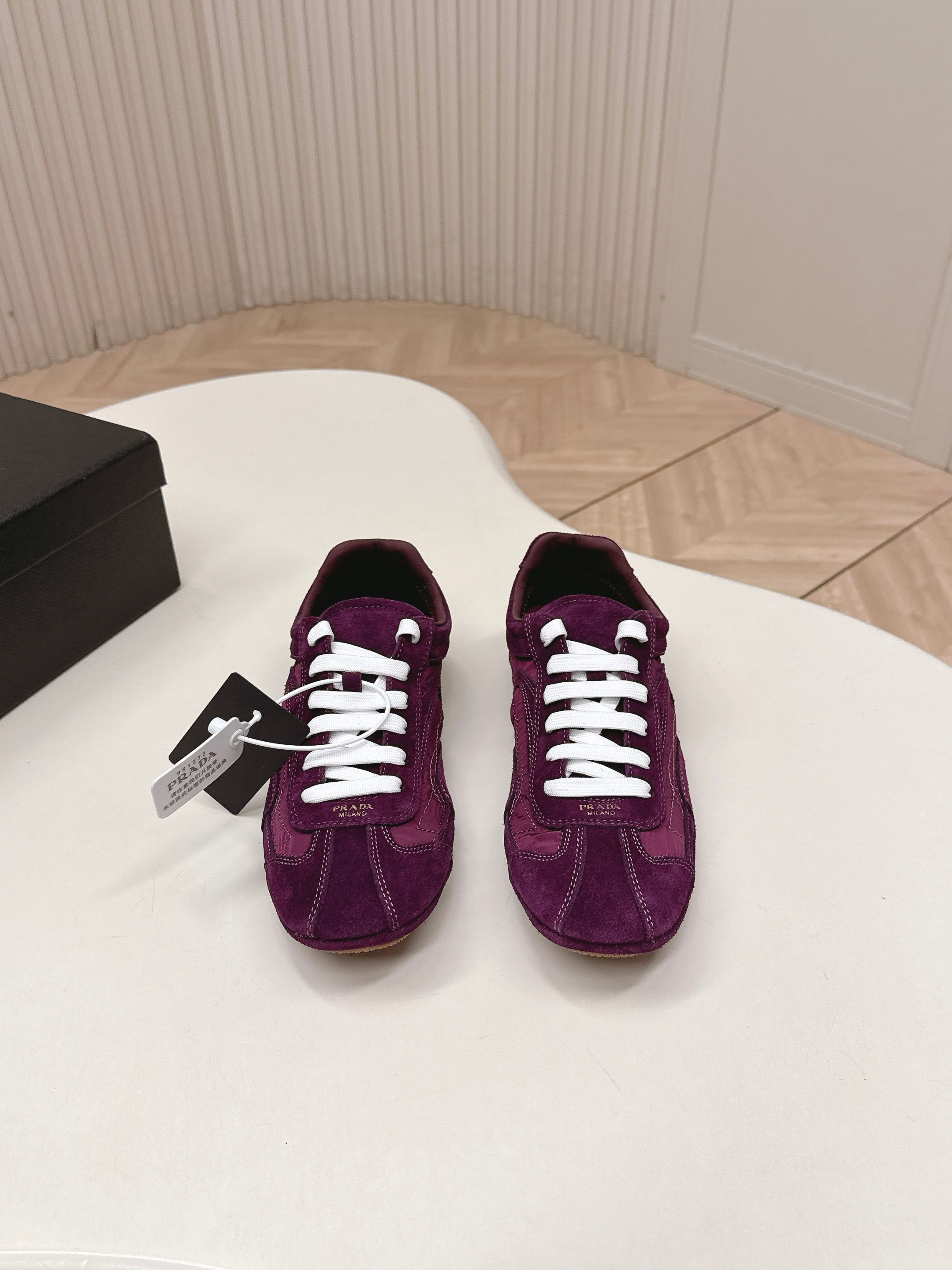 NO:722873,, Prada Prada P home 26ssfw~new new lace-up casual shoes, ballet shoes, moral training shoes, low-key luxury slip-ons, the best choice for the rich!  The soft rubber sole is known as the feeling of stepping on clouds ~ 100% comfort. The upper is made of delicate material, and the shoe shape is full of wrapping, soft and textured!  Full of high-end feel!  Upper: cowhide + ski cloth; lining: sheepskin + cloth; sole: TPU non-slip outsole; Size 35-39 (40.41 customization, non-returnable), casual shoes/sports shoes, prada, prada, sneakers, sheepskin19860909,Prada普拉达P家26ssfw～new新款系带休闲鞋芭蕾舞鞋 德训鞋 低调奢华懒人鞋,富人的不二选择！ 软胶底素有踩云感之称～舒适度百分百 细腻材质鞋面,鞋型包裹感十足,柔和而有质感！高级感满满！ 鞋面 牛绒加滑雪服布 内里 羊皮+布 鞋底tpu防滑大底 Size 35-39（40.41定制不退换）,休闲鞋/运动鞋,prada,prada,sneakers,sheepskin,Women's Shoes