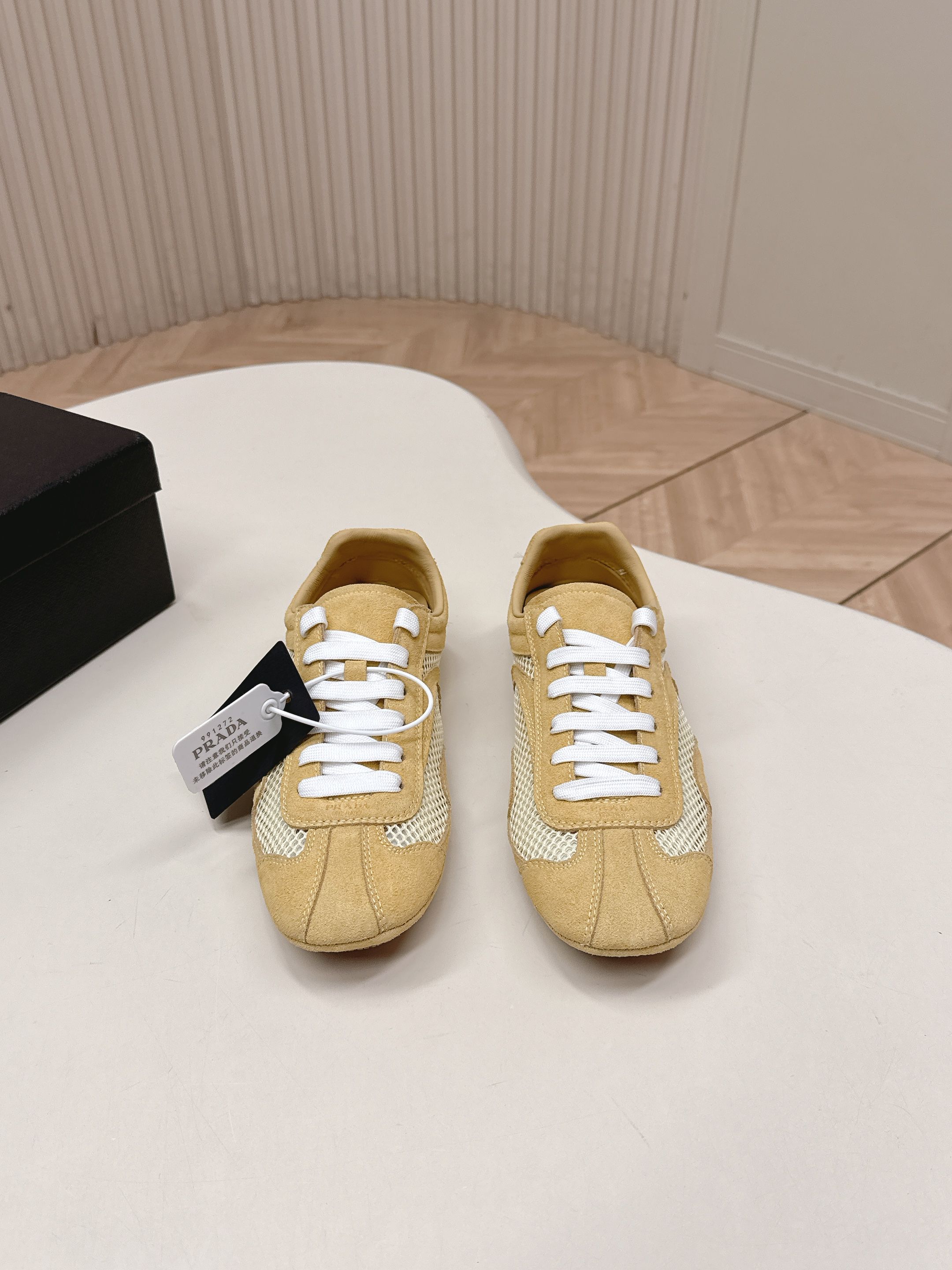 NO:722877,, Prada Prada P home 26ssfw~new new lace-up casual shoes, ballet shoes, moral training shoes, low-key luxury slip-ons, the best choice for the rich!  The soft rubber sole is known as the feeling of stepping on clouds ~ 100% comfort. The upper is made of delicate material, and the shoe shape is full of wrapping, soft and textured!  Full of high-end feel!  Upper: cowhide plus air layer mesh; lining: sheepskin + cloth; sole: TPU non-slip outsole; Size 35-39 (40.41 customization, non-returnable), casual shoes/sports shoes, prada, prada, sneakers, sheepskin19860909,Prada普拉达P家26ssfw～new新款系带休闲鞋芭蕾舞鞋 德训鞋 低调奢华懒人鞋,富人的不二选择！ 软胶底素有踩云感之称～舒适度百分百 细腻材质鞋面,鞋型包裹感十足,柔和而有质感！高级感满满！ 鞋面 牛绒加空气层网 内里 羊皮+布 鞋底tpu防滑大底 Size 35-39（40.41定制不退换）,休闲鞋/运动鞋,prada,prada,sneakers,sheepskin,Women's Shoes