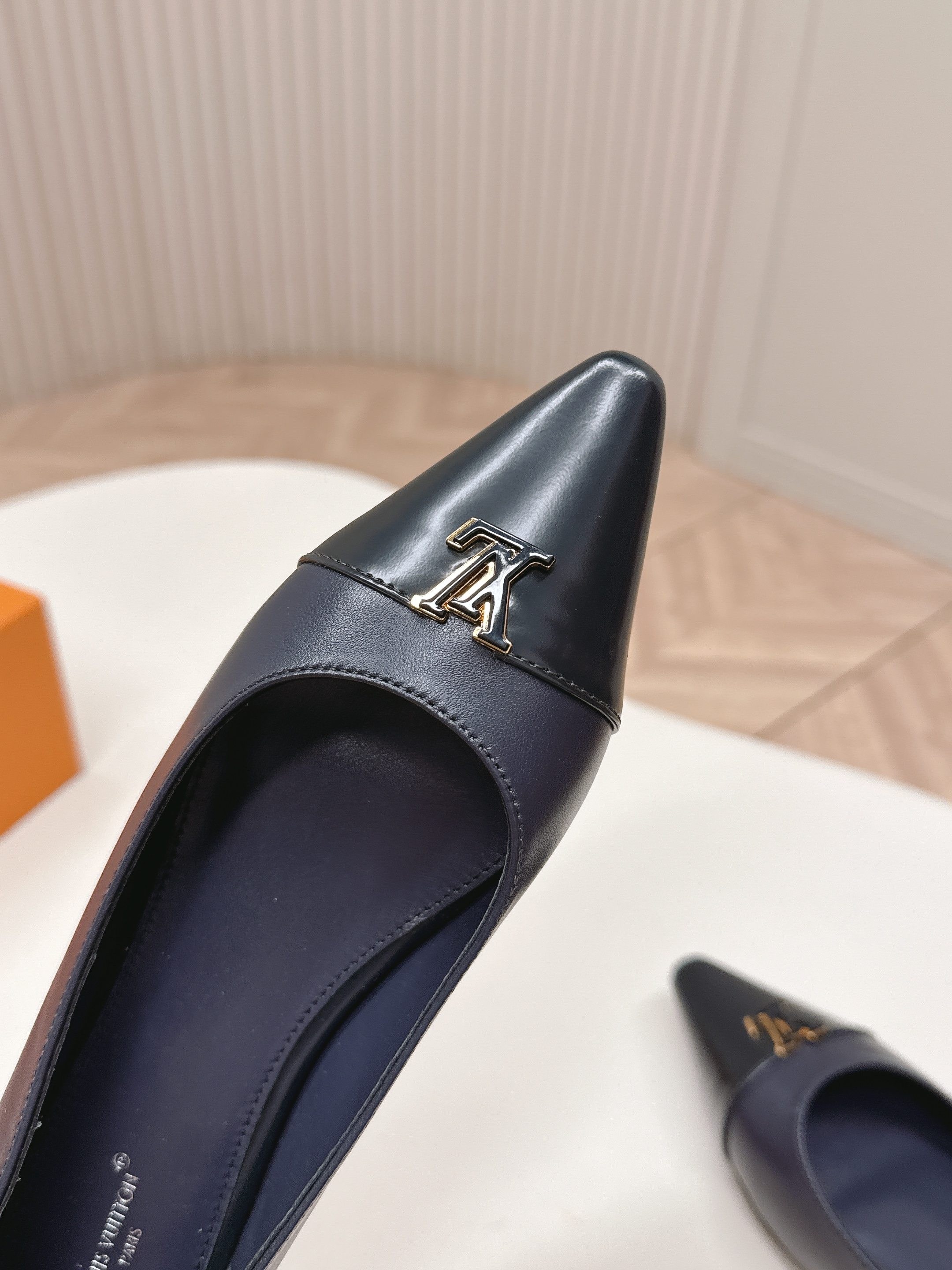 Louis Vuitton 平底款 LV驴牌 2026系列 春夏新款单鞋 楦型百搭瘦脚yyds 造型立体饱满 上脚舒适 模具饰扣五金