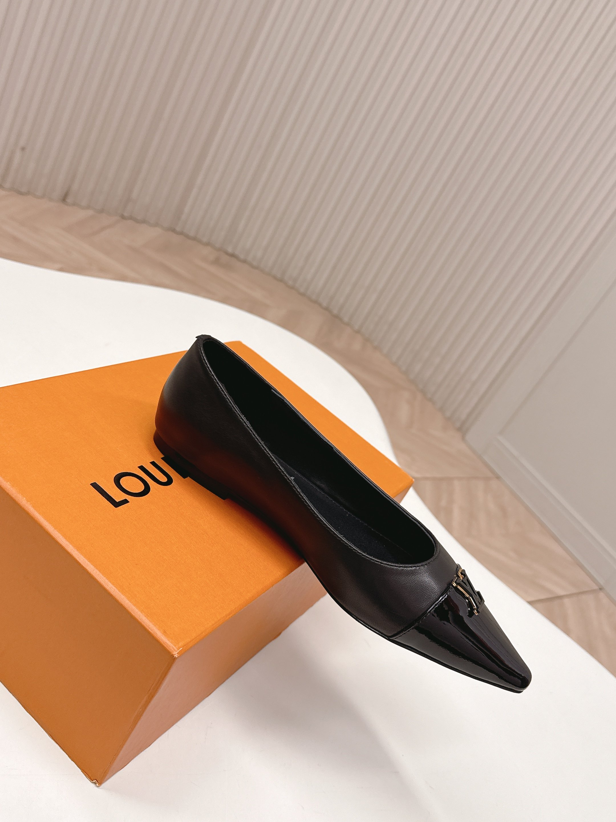 Louis Vuitton 平底款 LV驴牌 2026系列 春夏新款单鞋 楦型百搭瘦脚yyds 造型立体饱满 上脚舒适 模具饰扣五金