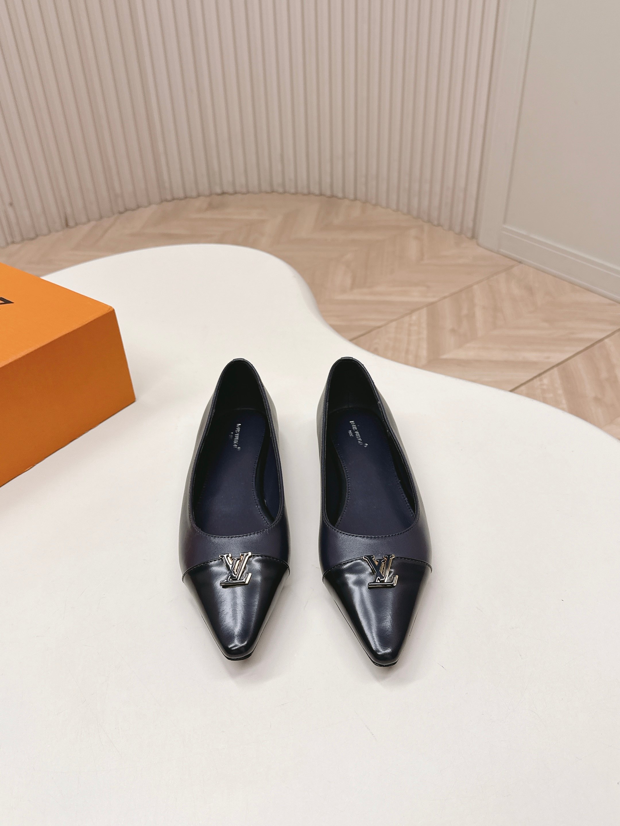 NO:747807,Flat style LV donkey brand 2026 series new spring and summer shoes. Versatile last style for slim feet yyds. Three-dimensional and plump shape, comfortable for the upper foot. Original mold buckle hardware, very retro style, full of aura, original presbyopic design style is very classic. Perfect details. Upper cowhide. Lining: sheepskin. Outsole: Italian genuine leather outsole + injection molding. Size: 35-40 41.42 order, high-heeled shoes, louis  vuitton,louis vuitton,high heels,cowhide,sheepskin,Leather soles19860909平底款 出LV驴牌 2026系列 春夏新款单鞋 楦型百搭瘦脚yyds.造型立体饱满 上脚舒适 原版模具饰扣五金,非常复古风、气场十足,原版老花设计风格非常经典 细节完美  鞋面牛皮 内里: 羊皮 大底:意大利真皮大底+注塑 Size: 35-40 41.42订,高跟鞋单鞋,louis vuitton,louis vuitton,high heels,cowhide,sheepskin,Leather soles,Women's Shoes