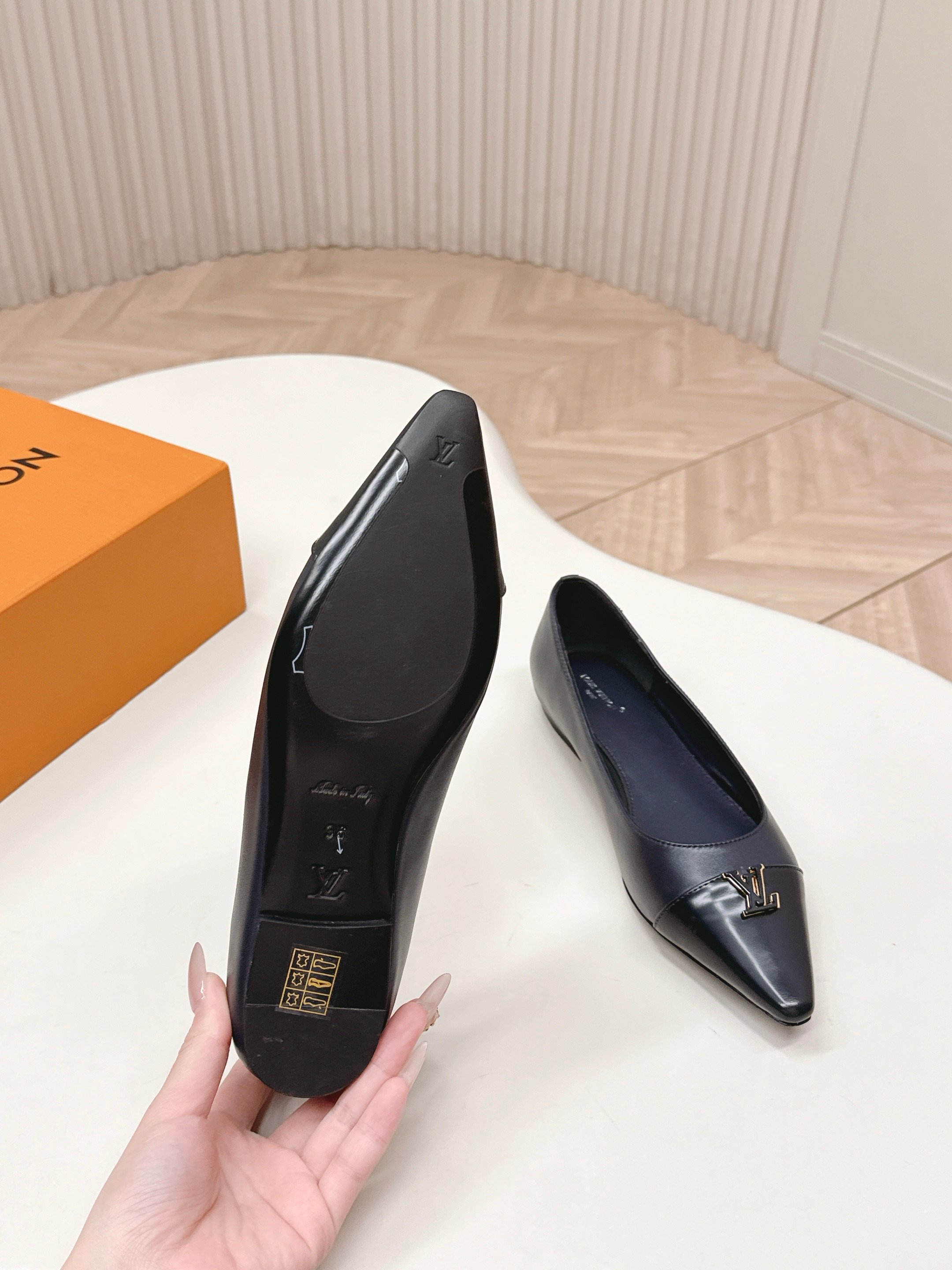 Louis Vuitton 平底款 LV驴牌 2026系列 春夏新款单鞋 楦型百搭瘦脚yyds 造型立体饱满 上脚舒适 模具饰扣五金
