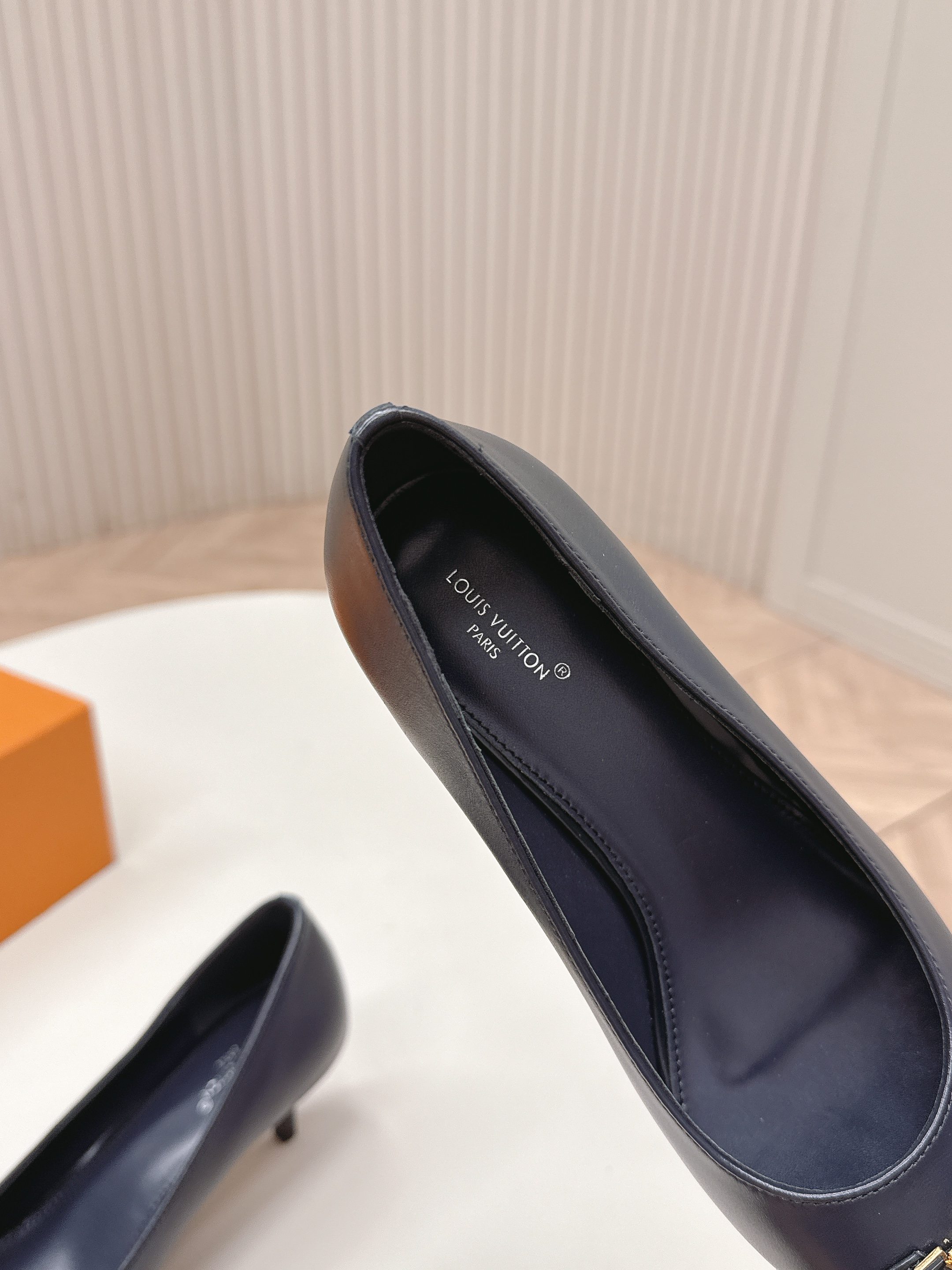 Louis Vuitton 5 5cm跟高款 LV驴牌 2026系列 春夏新款单鞋 楦型百搭瘦脚yyds 造型立体饱满 上脚舒适 模具饰扣五金