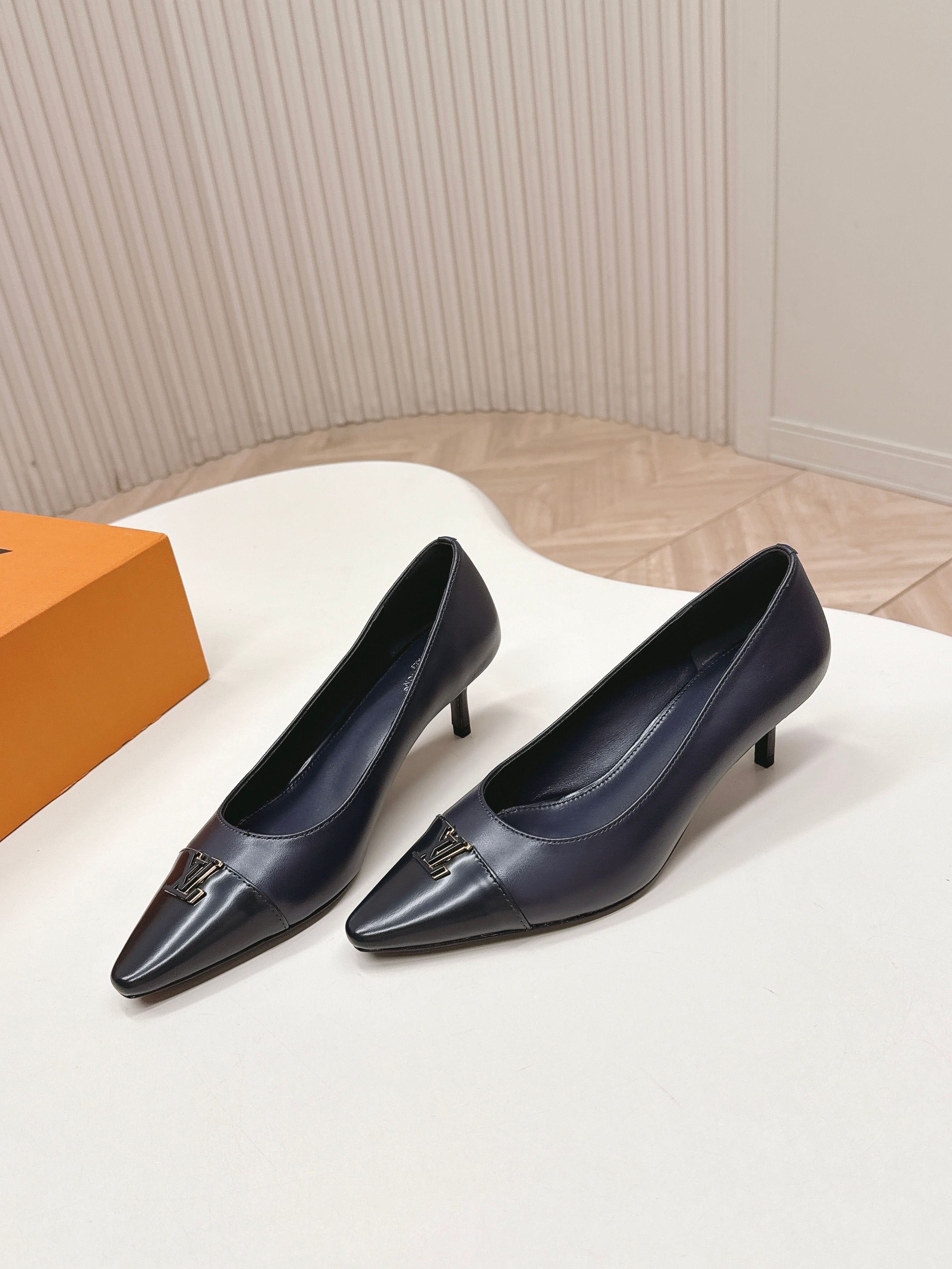 Louis Vuitton 5 5cm跟高款 LV驴牌 2026系列 春夏新款单鞋 楦型百搭瘦脚yyds 造型立体饱满 上脚舒适 模具饰扣五金
