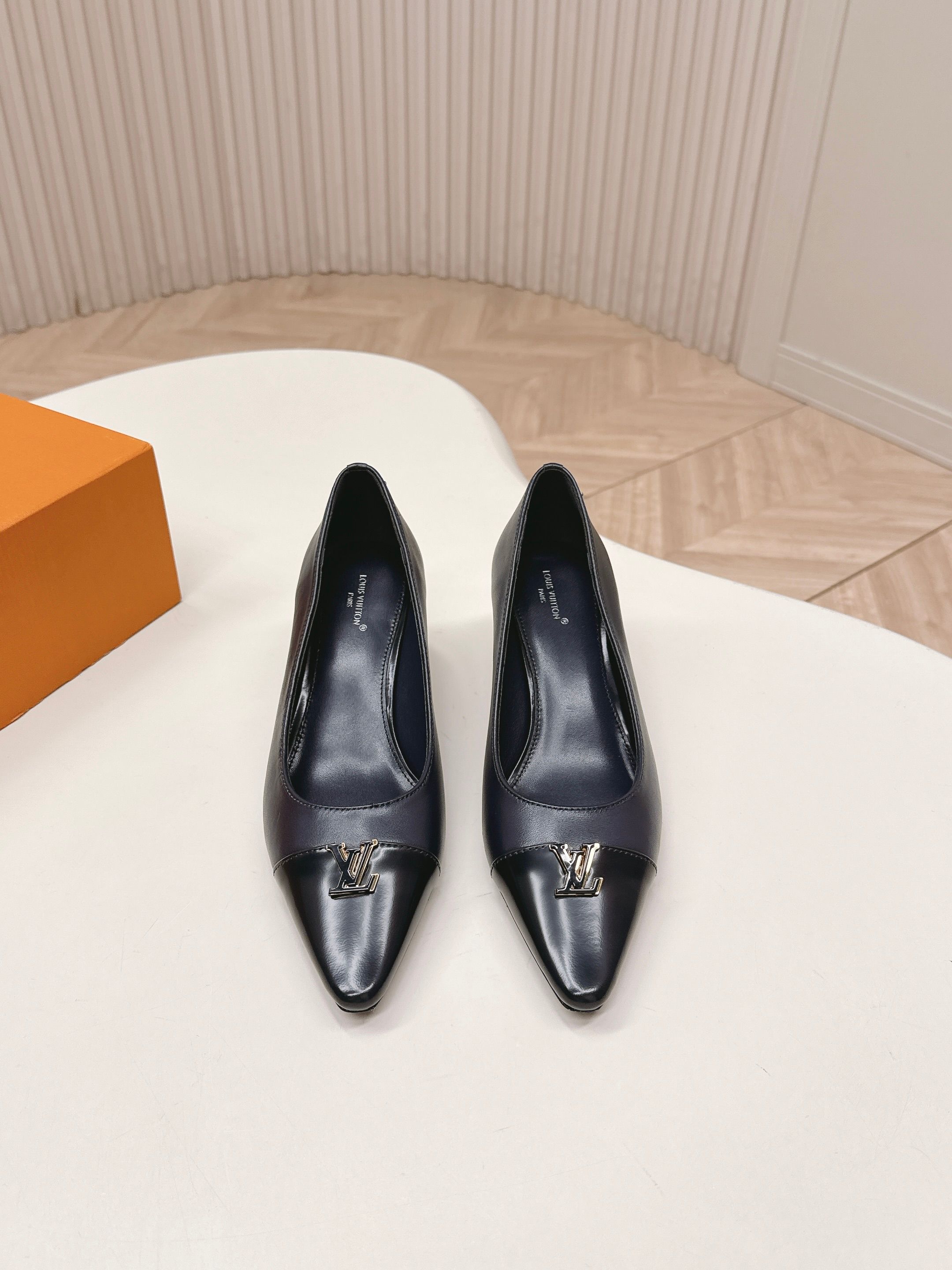 Louis Vuitton 5 5cm跟高款 LV驴牌 2026系列 春夏新款单鞋 楦型百搭瘦脚yyds 造型立体饱满 上脚舒适 模具饰扣五金