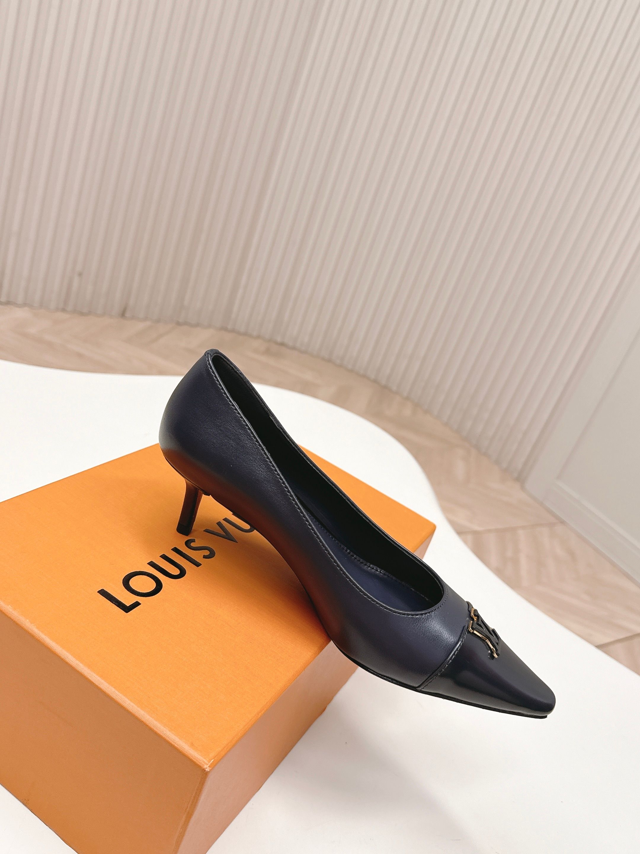 Louis Vuitton 5 5cm跟高款 LV驴牌 2026系列 春夏新款单鞋 楦型百搭瘦脚yyds 造型立体饱满 上脚舒适 模具饰扣五金