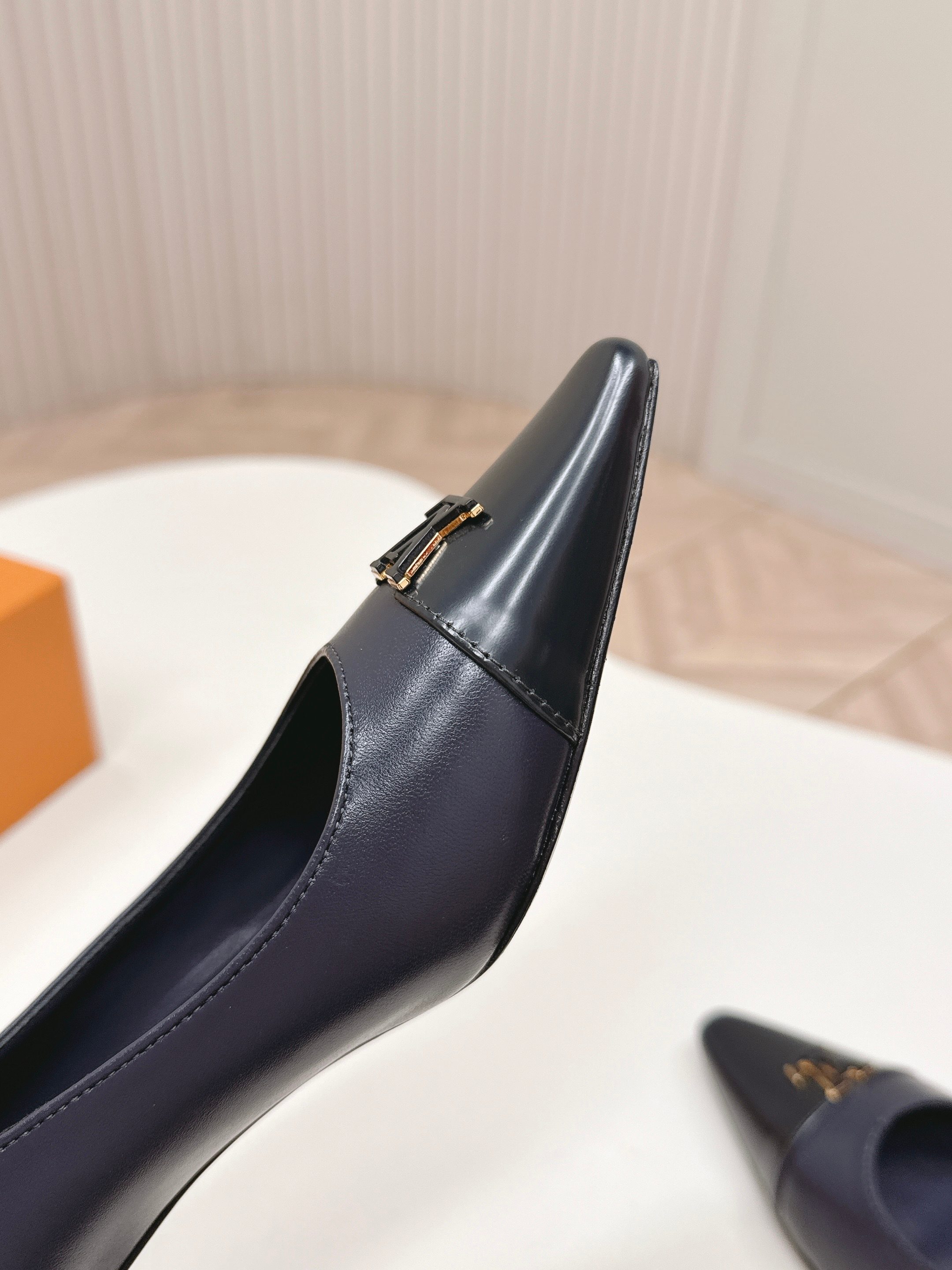 Louis Vuitton 5 5cm跟高款 LV驴牌 2026系列 春夏新款单鞋 楦型百搭瘦脚yyds 造型立体饱满 上脚舒适 模具饰扣五金