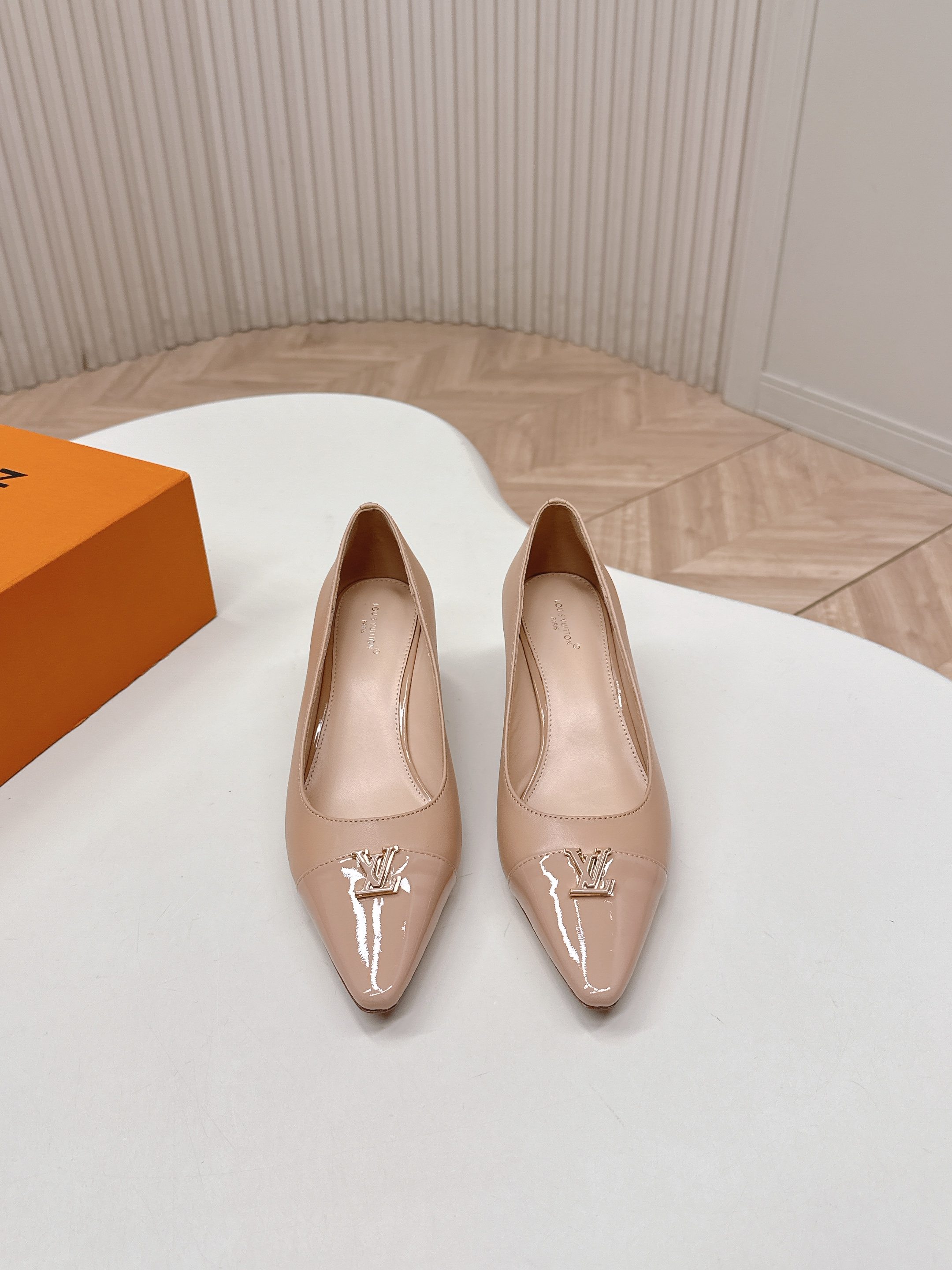 Louis Vuitton 5 5cm跟高款 LV驴牌 2026系列 春夏新款单鞋 楦型百搭瘦脚yyds 造型立体饱满 上脚舒适 模具饰扣五金