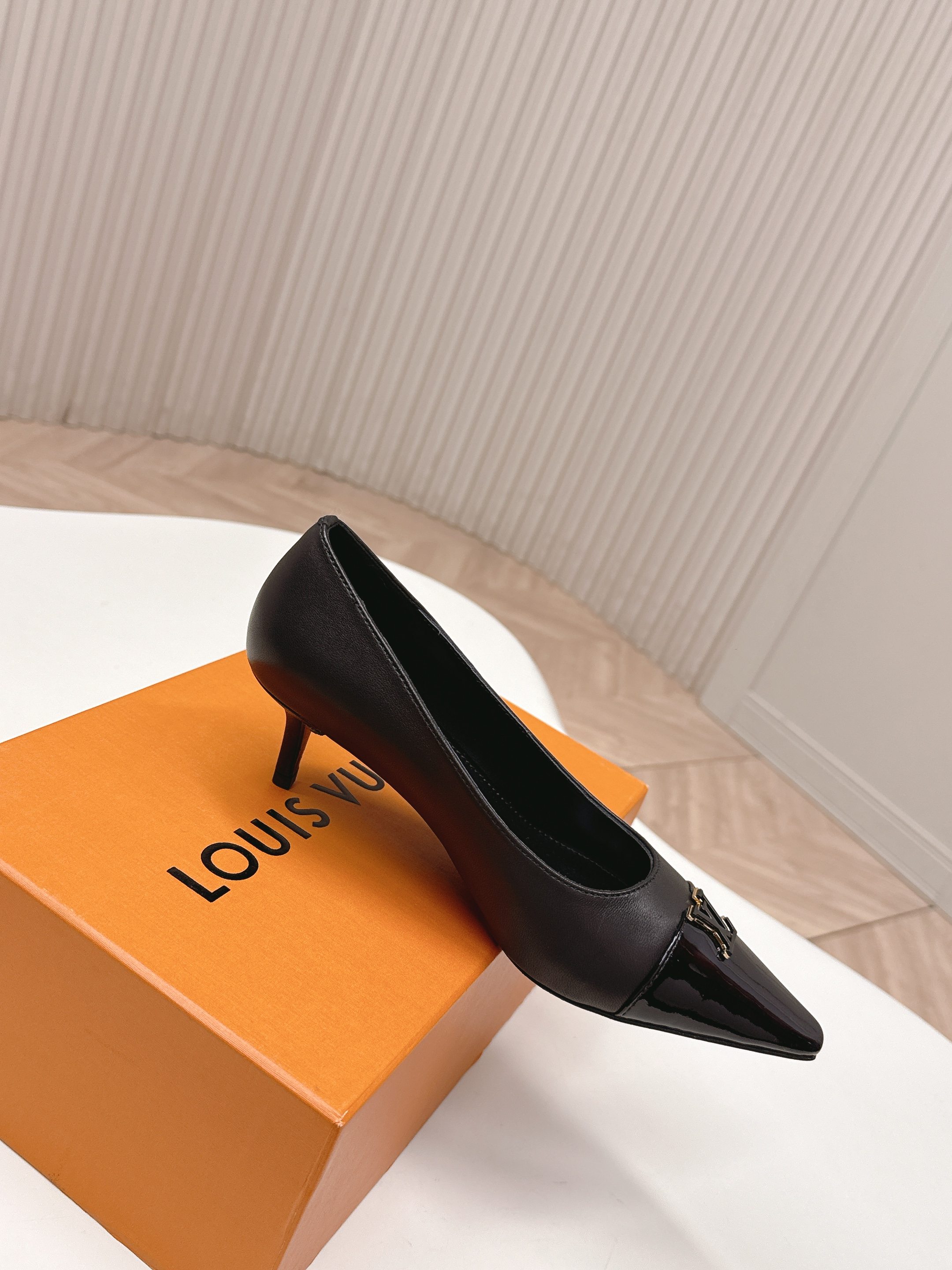 Louis Vuitton 5 5cm跟高款 LV驴牌 2026系列 春夏新款单鞋 楦型百搭瘦脚yyds 造型立体饱满 上脚舒适 模具饰扣五金