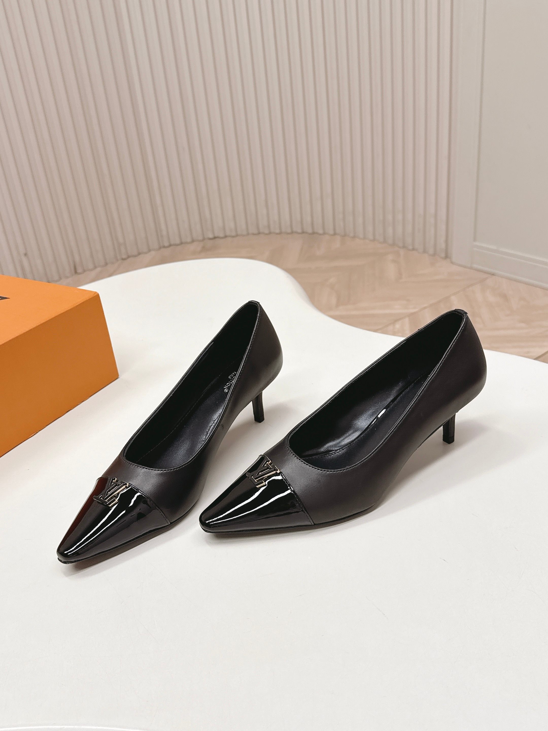 NO:747812,5.5cm high heel model from LV Donkey brand 2026 series of new spring and summer shoes. The last shape is versatile and slims the feet. The shape is three-dimensional and full, and the upper foot is comfortable. The original mold buckle hardware is very retro and full of aura. The original presbyopic design style is very classic. Perfect details. Upper cowhide. Lining: sheepskin. Outsole: Italian genuine leather outsole + injection molding. Size: 35-40 41.42 order, high-heeled shoes, louis  vuitton,louis vuitton,high heels,cowhide,sheepskin,Leather soles198609095.5cm跟高款 出LV驴牌 2026系列 春夏新款单鞋 楦型百搭瘦脚yyds.造型立体饱满 上脚舒适 原版模具饰扣五金,非常复古风、气场十足,原版老花设计风格非常经典 细节完美  鞋面牛皮 内里: 羊皮 大底:意大利真皮大底+注塑 Size: 35-40 41.42订,高跟鞋单鞋,louis vuitton,louis vuitton,high heels,cowhide,sheepskin,Leather soles,Women's Shoes