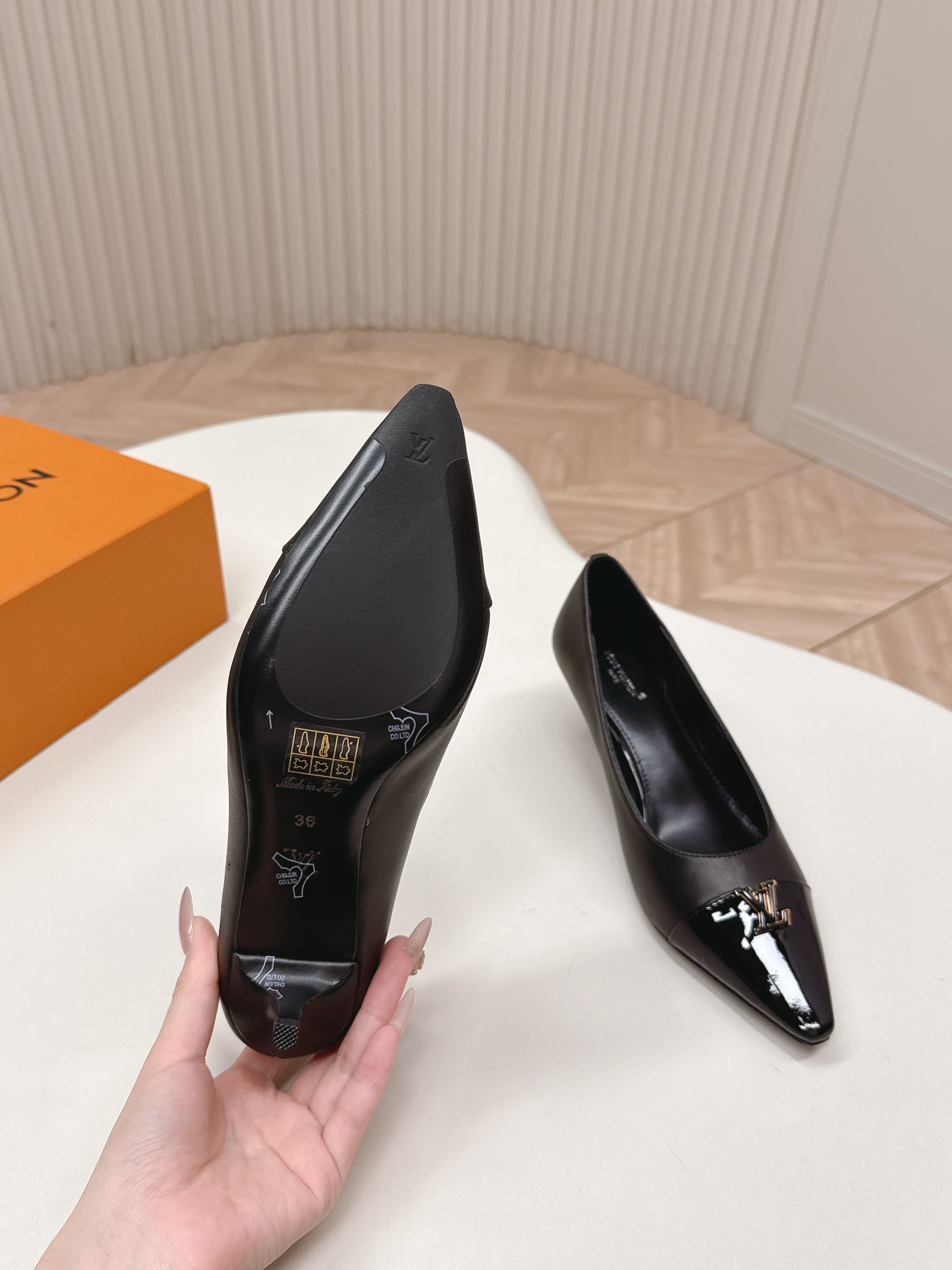 Louis Vuitton 5 5cm跟高款 LV驴牌 2026系列 春夏新款单鞋 楦型百搭瘦脚yyds 造型立体饱满 上脚舒适 模具饰扣五金