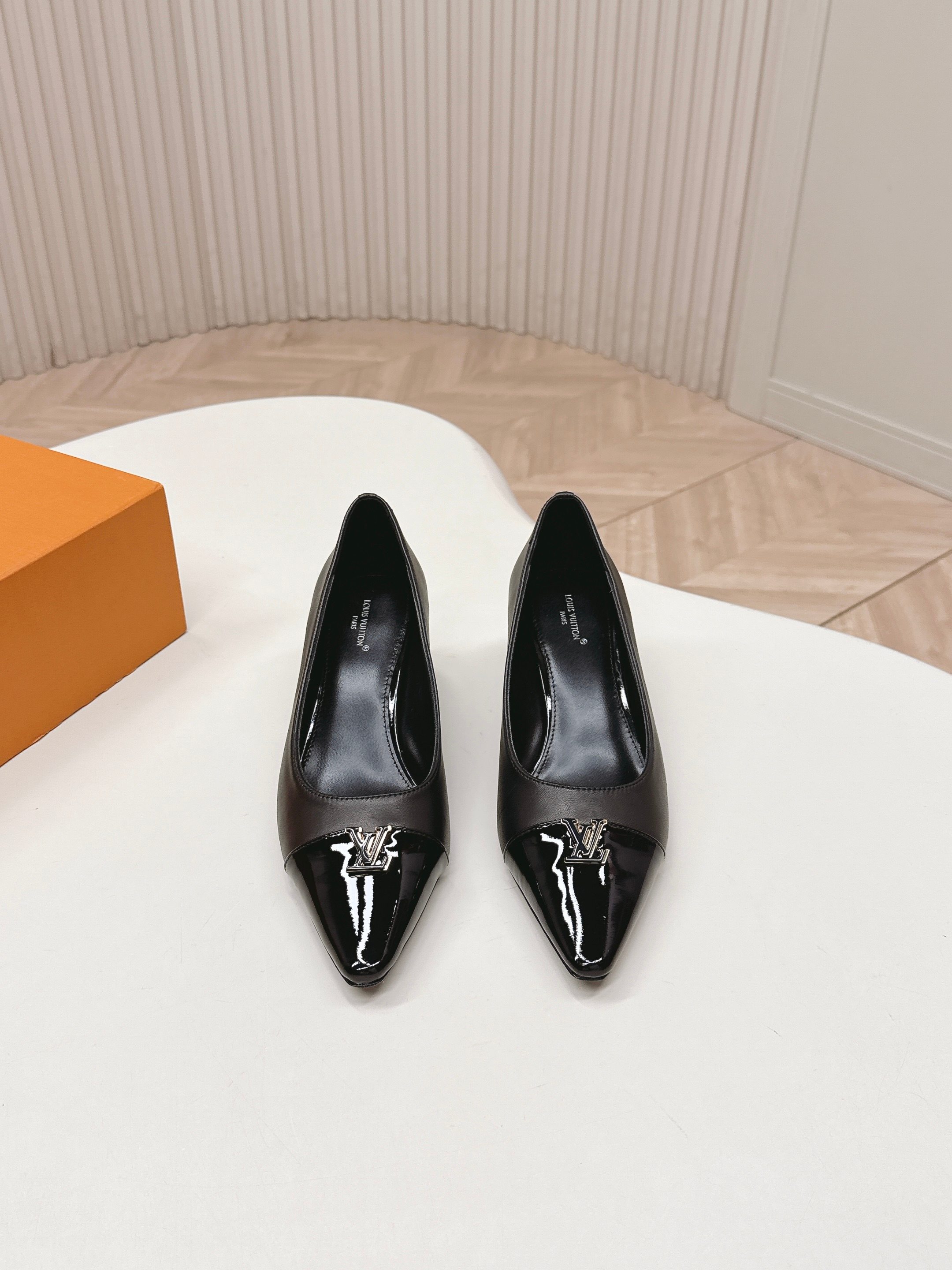 Louis Vuitton 5 5cm跟高款 LV驴牌 2026系列 春夏新款单鞋 楦型百搭瘦脚yyds 造型立体饱满 上脚舒适 模具饰扣五金