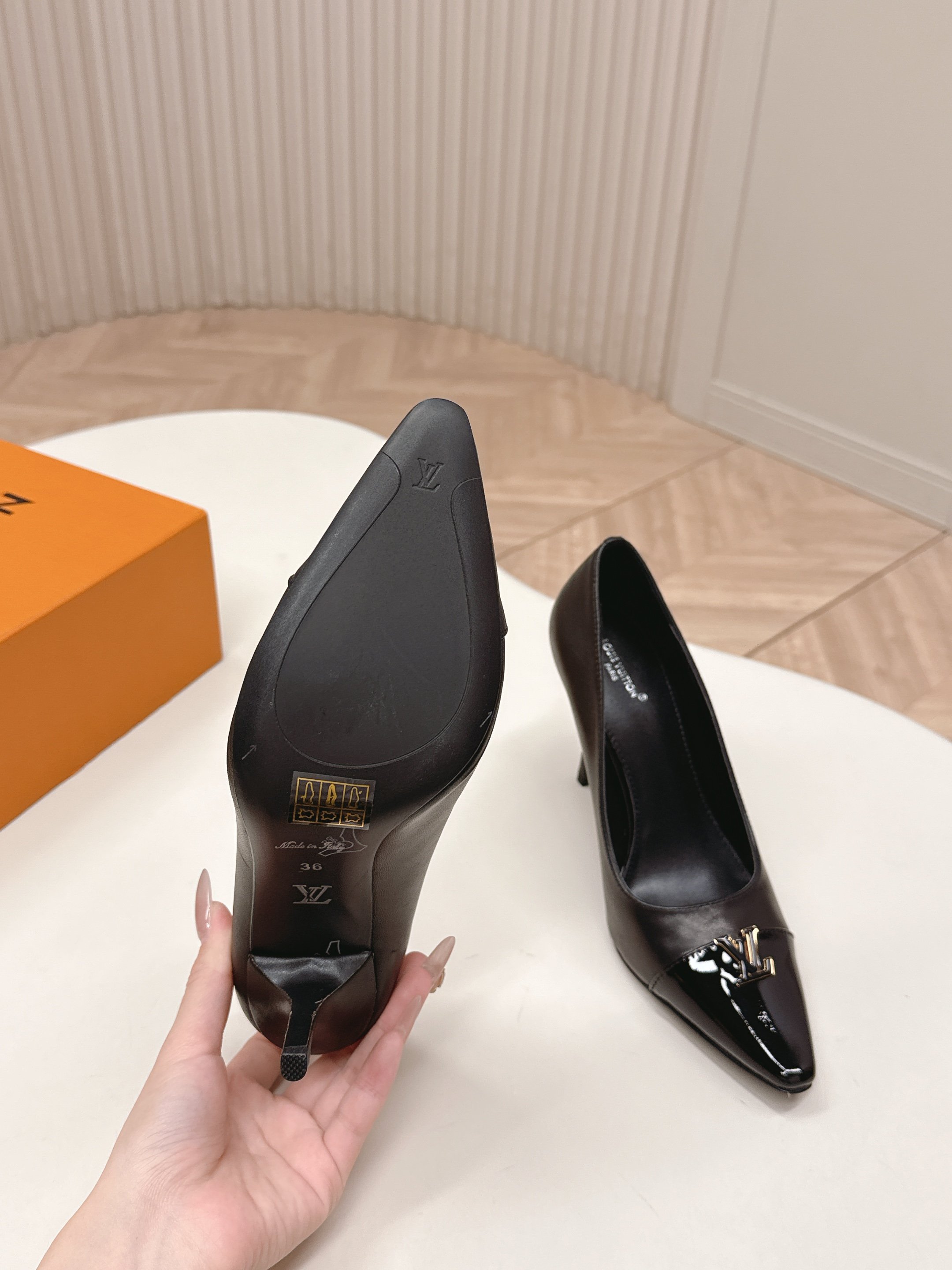 Louis Vuitton 9 5cm跟高款 LV驴牌 2026系列 春夏新款单鞋 楦型百搭瘦脚yyds 造型立体饱满 上脚舒适 模具饰扣五金