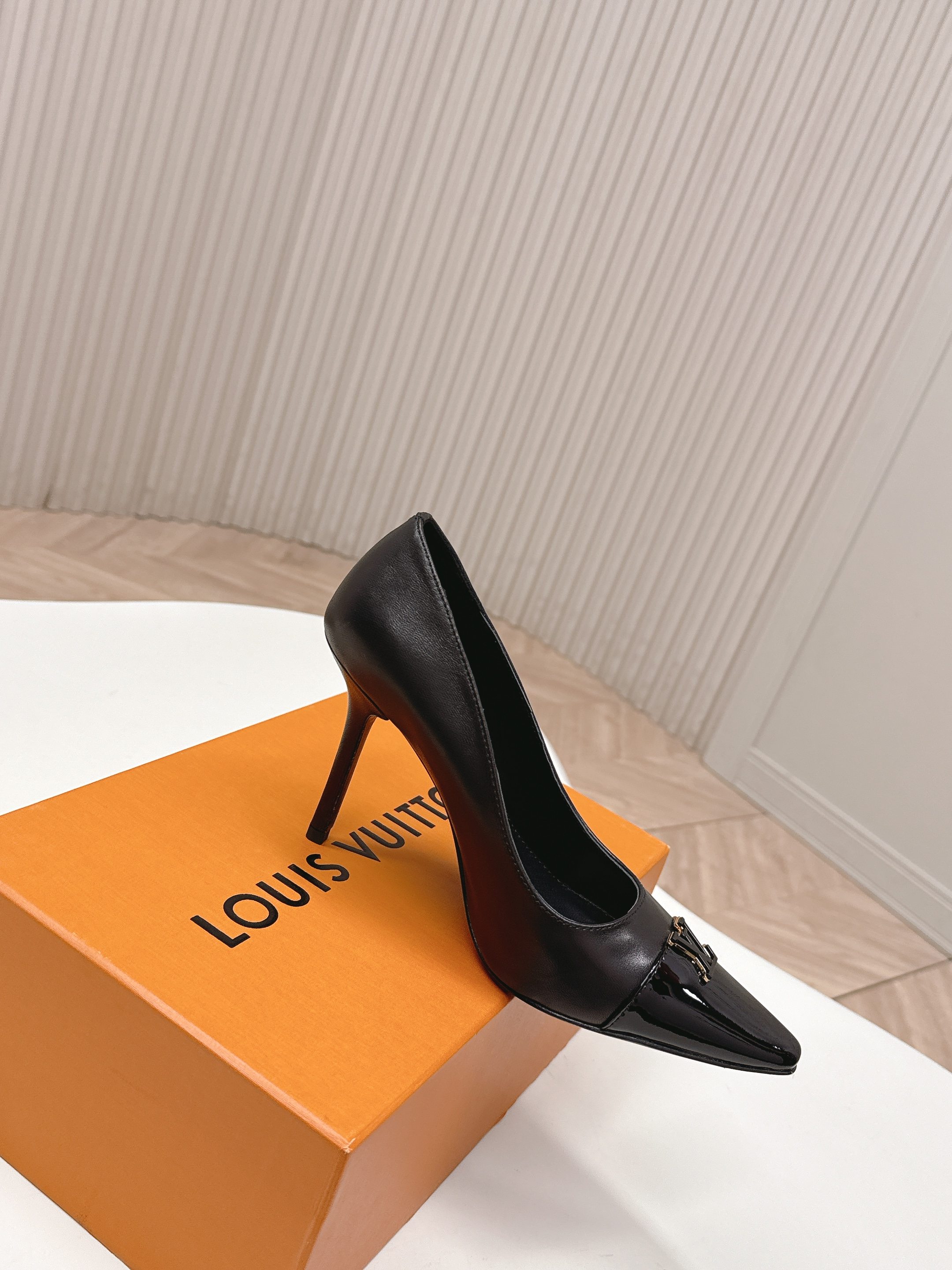 Louis Vuitton 9 5cm跟高款 LV驴牌 2026系列 春夏新款单鞋 楦型百搭瘦脚yyds 造型立体饱满 上脚舒适 模具饰扣五金