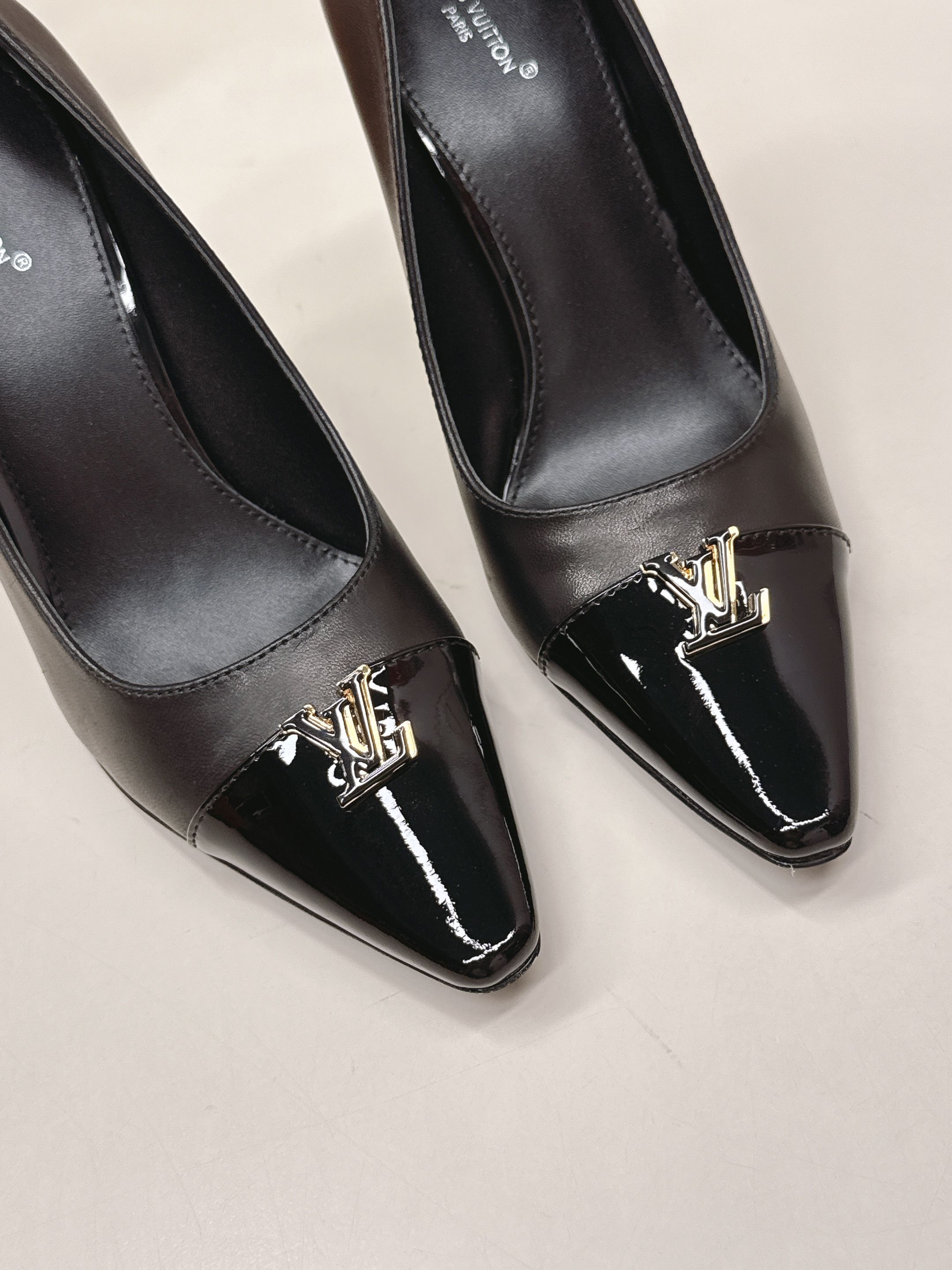 Louis Vuitton 9 5cm跟高款 LV驴牌 2026系列 春夏新款单鞋 楦型百搭瘦脚yyds 造型立体饱满 上脚舒适 模具饰扣五金