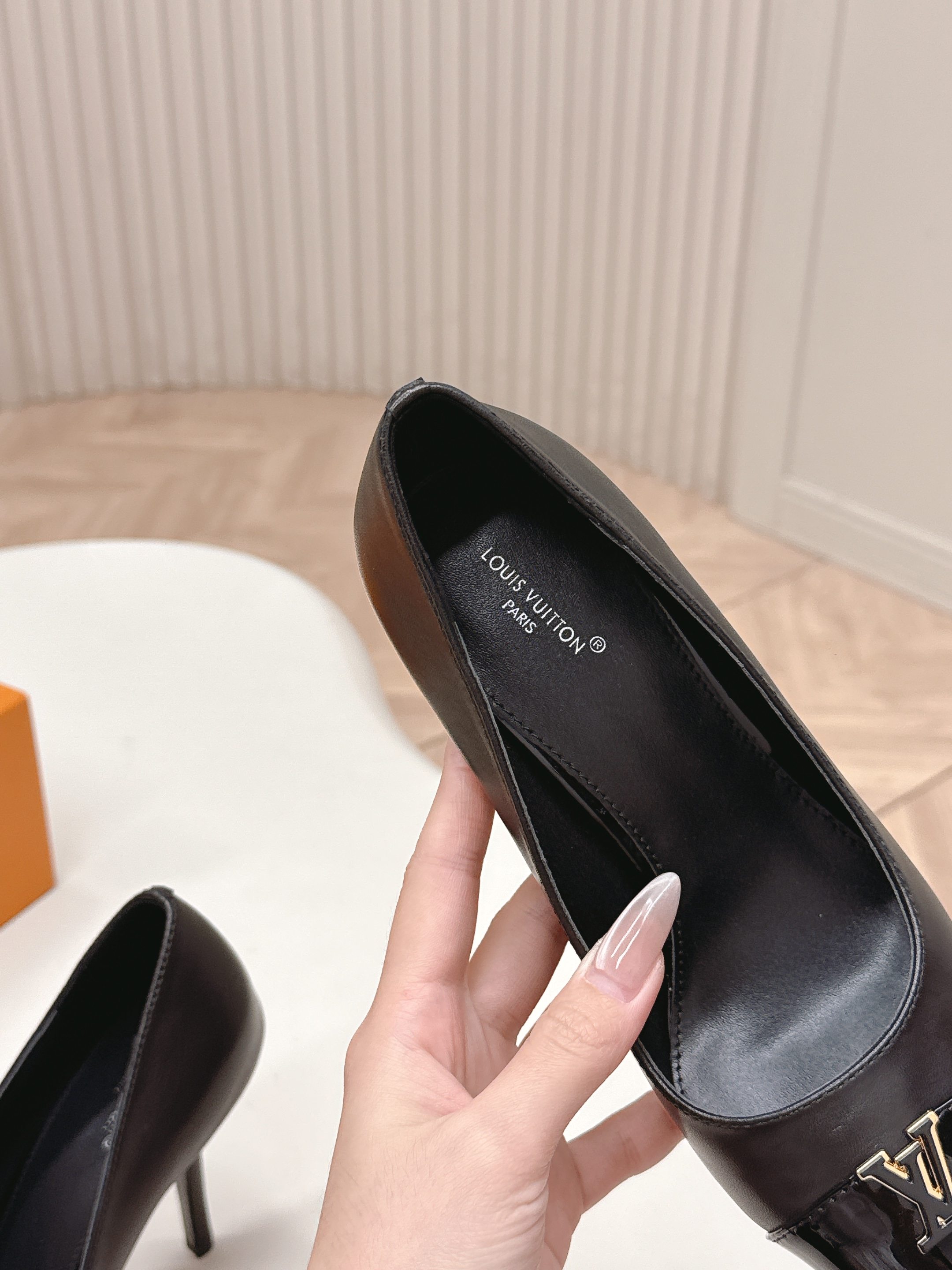 Louis Vuitton 9 5cm跟高款 LV驴牌 2026系列 春夏新款单鞋 楦型百搭瘦脚yyds 造型立体饱满 上脚舒适 模具饰扣五金