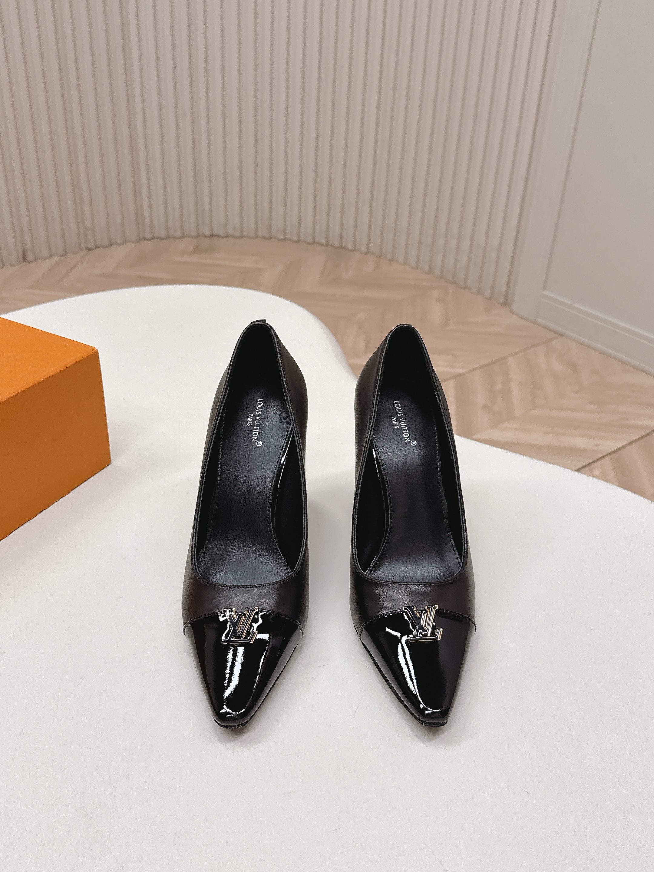 Louis Vuitton 9 5cm跟高款 LV驴牌 2026系列 春夏新款单鞋 楦型百搭瘦脚yyds 造型立体饱满 上脚舒适 模具饰扣五金