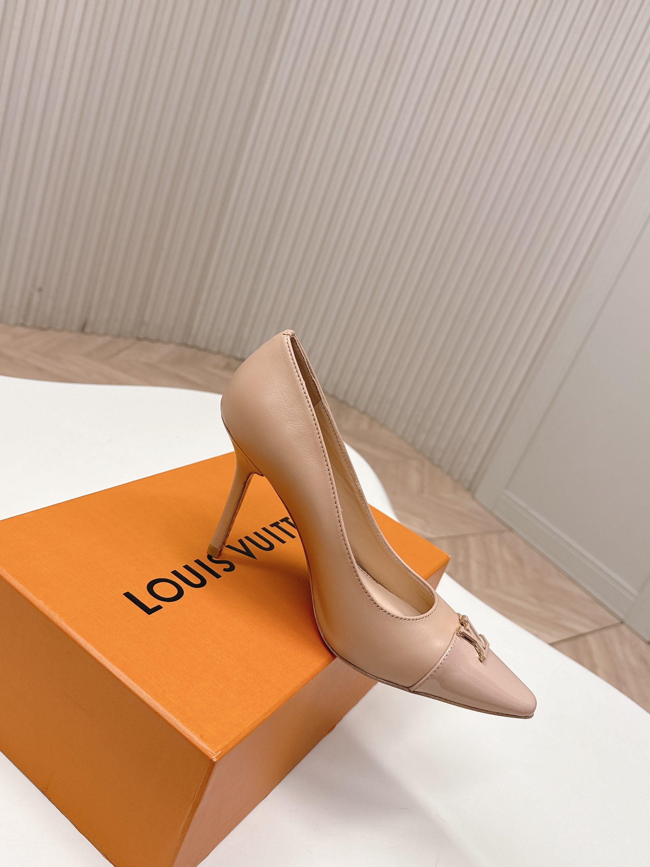 Louis Vuitton 9 5cm跟高款 LV驴牌 2026系列 春夏新款单鞋 楦型百搭瘦脚yyds 造型立体饱满 上脚舒适 模具饰扣五金