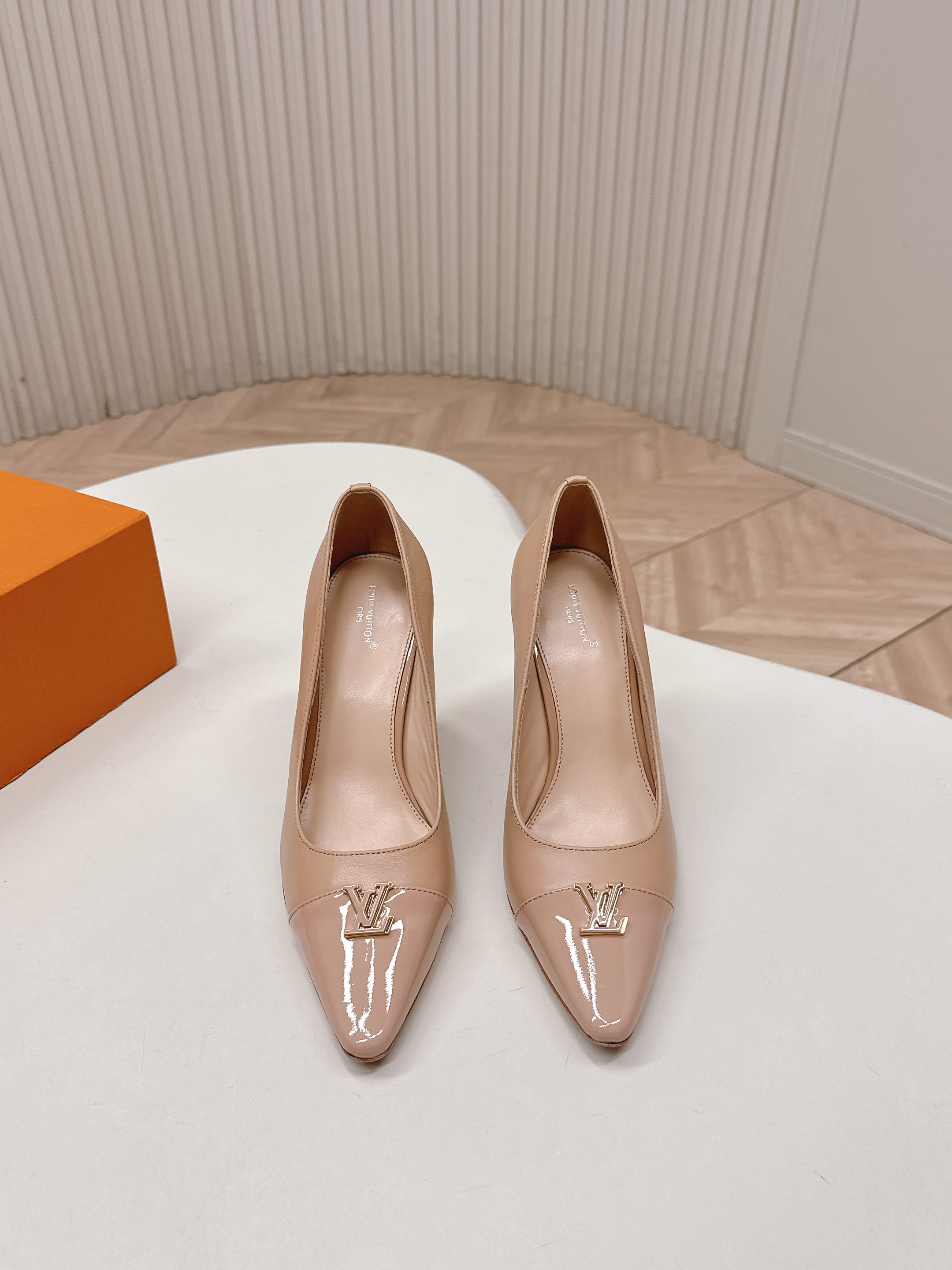 Louis Vuitton 9 5cm跟高款 LV驴牌 2026系列 春夏新款单鞋 楦型百搭瘦脚yyds 造型立体饱满 上脚舒适 模具饰扣五金