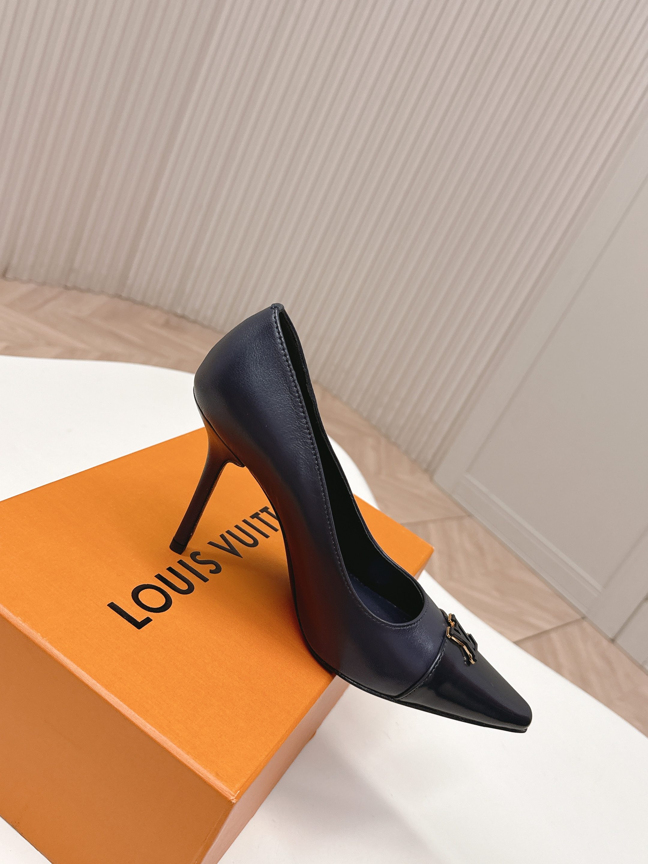 Louis Vuitton 9 5cm跟高款 LV驴牌 2026系列 春夏新款单鞋 楦型百搭瘦脚yyds 造型立体饱满 上脚舒适 模具饰扣五金