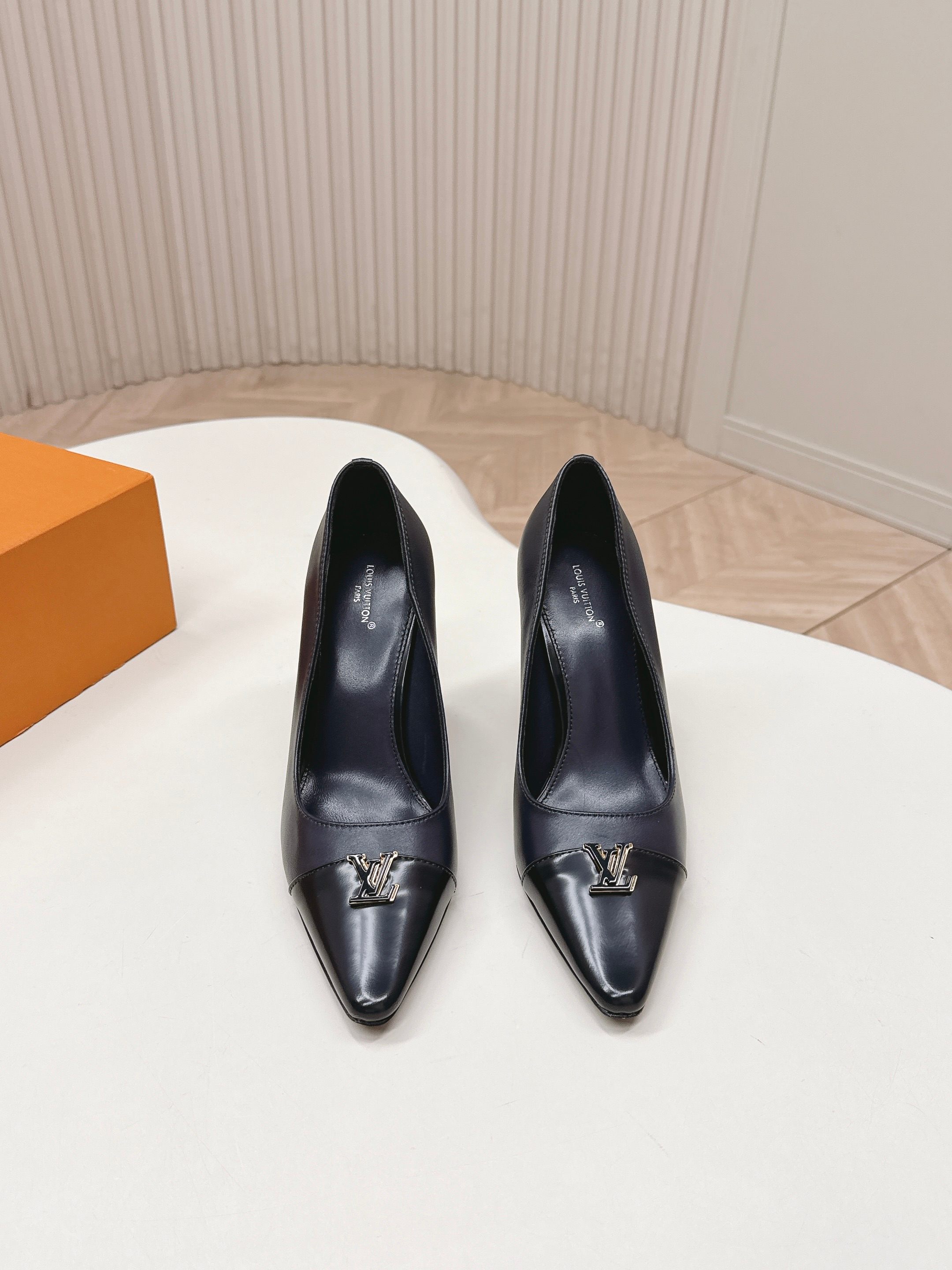 Louis Vuitton 9 5cm跟高款 LV驴牌 2026系列 春夏新款单鞋 楦型百搭瘦脚yyds 造型立体饱满 上脚舒适 模具饰扣五金