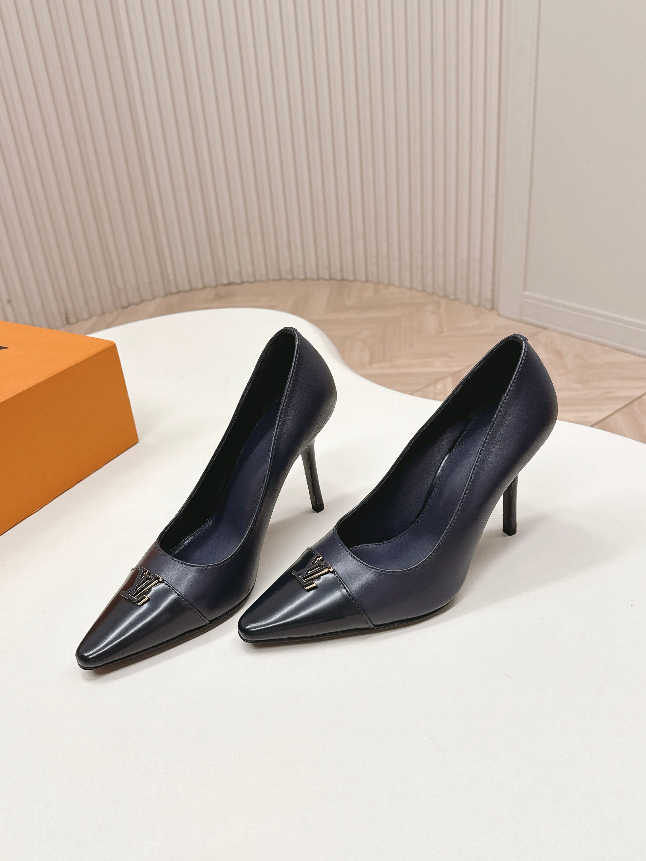 NO:747819,9.5cm high heel model from LV Donkey brand 2026 series new spring and summer shoes. Versatile last shape for slim feet yyds. Three-dimensional and plump shape, comfortable for the upper foot. Original mold buckle hardware, very retro style, full of aura, original presbyopic design style is very classic. Perfect details. Upper cowhide. Lining: sheepskin. Outsole: Italian genuine leather outsole + injection molding. Size: 35-40 41.42 order, high-heeled shoes, louis  vuitton,louis vuitton,high heels,cowhide,sheepskin,Leather soles198609099.5cm跟高款 出LV驴牌 2026系列 春夏新款单鞋 楦型百搭瘦脚yyds.造型立体饱满 上脚舒适 原版模具饰扣五金,非常复古风、气场十足,原版老花设计风格非常经典 细节完美  鞋面牛皮 内里: 羊皮 大底:意大利真皮大底+注塑 Size: 35-40 41.42订,高跟鞋单鞋,louis vuitton,louis vuitton,high heels,cowhide,sheepskin,Leather soles,Women's Shoes