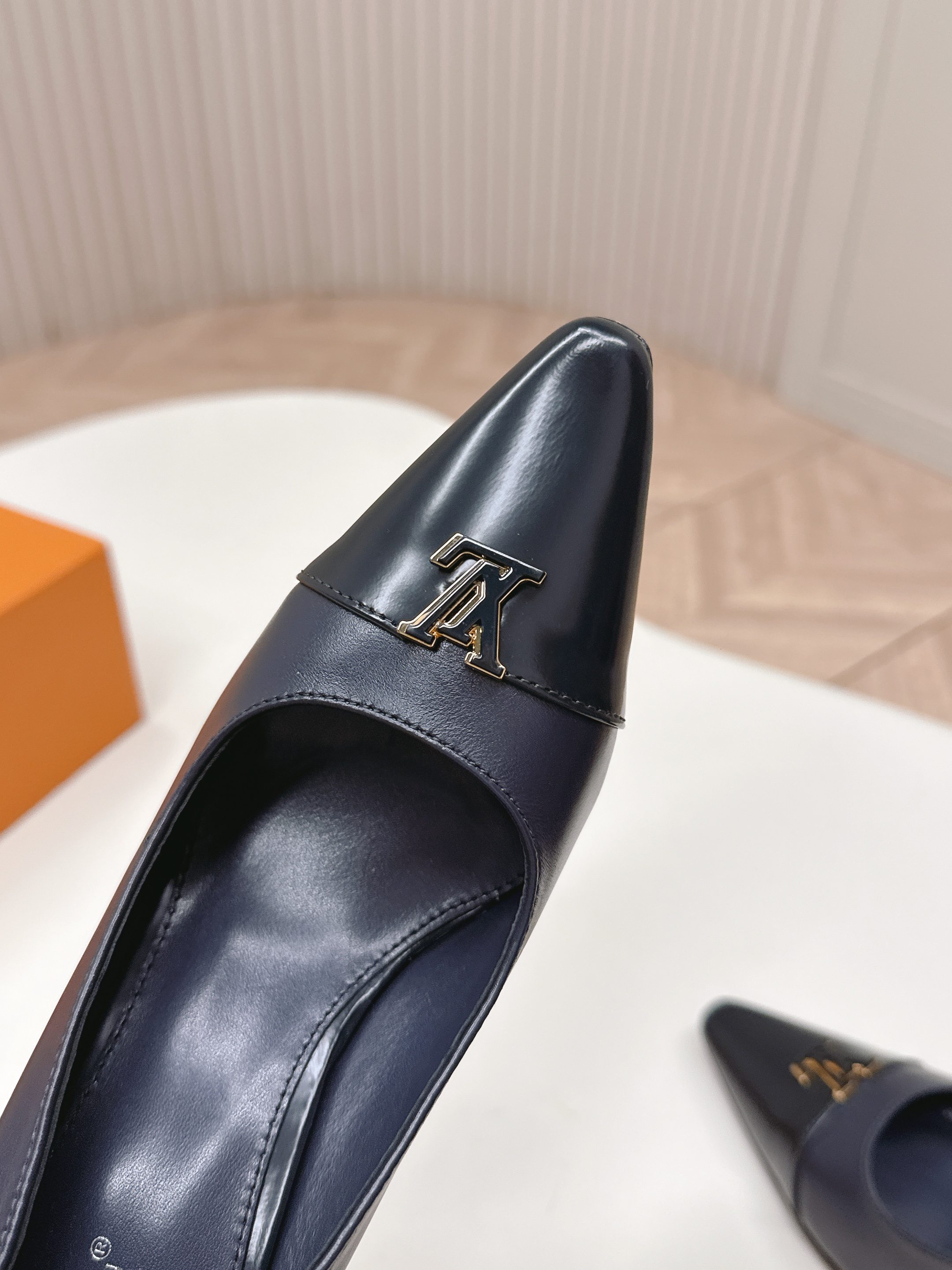 Louis Vuitton 9 5cm跟高款 LV驴牌 2026系列 春夏新款单鞋 楦型百搭瘦脚yyds 造型立体饱满 上脚舒适 模具饰扣五金