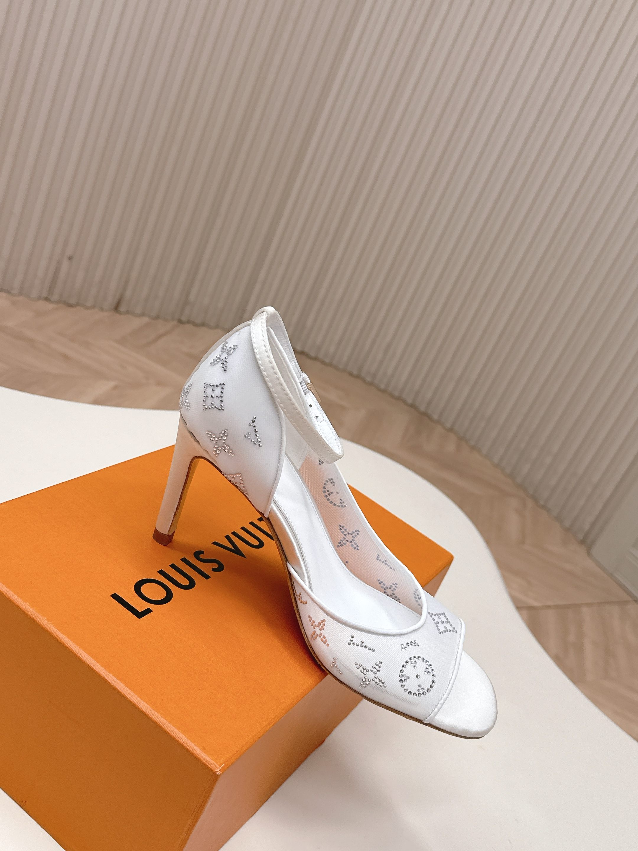 Louis Vuitton 8 5cm 水钻网面 LV驴牌 2026系列 春夏新款高跟凉鞋鞋 楦型百搭瘦脚yyds