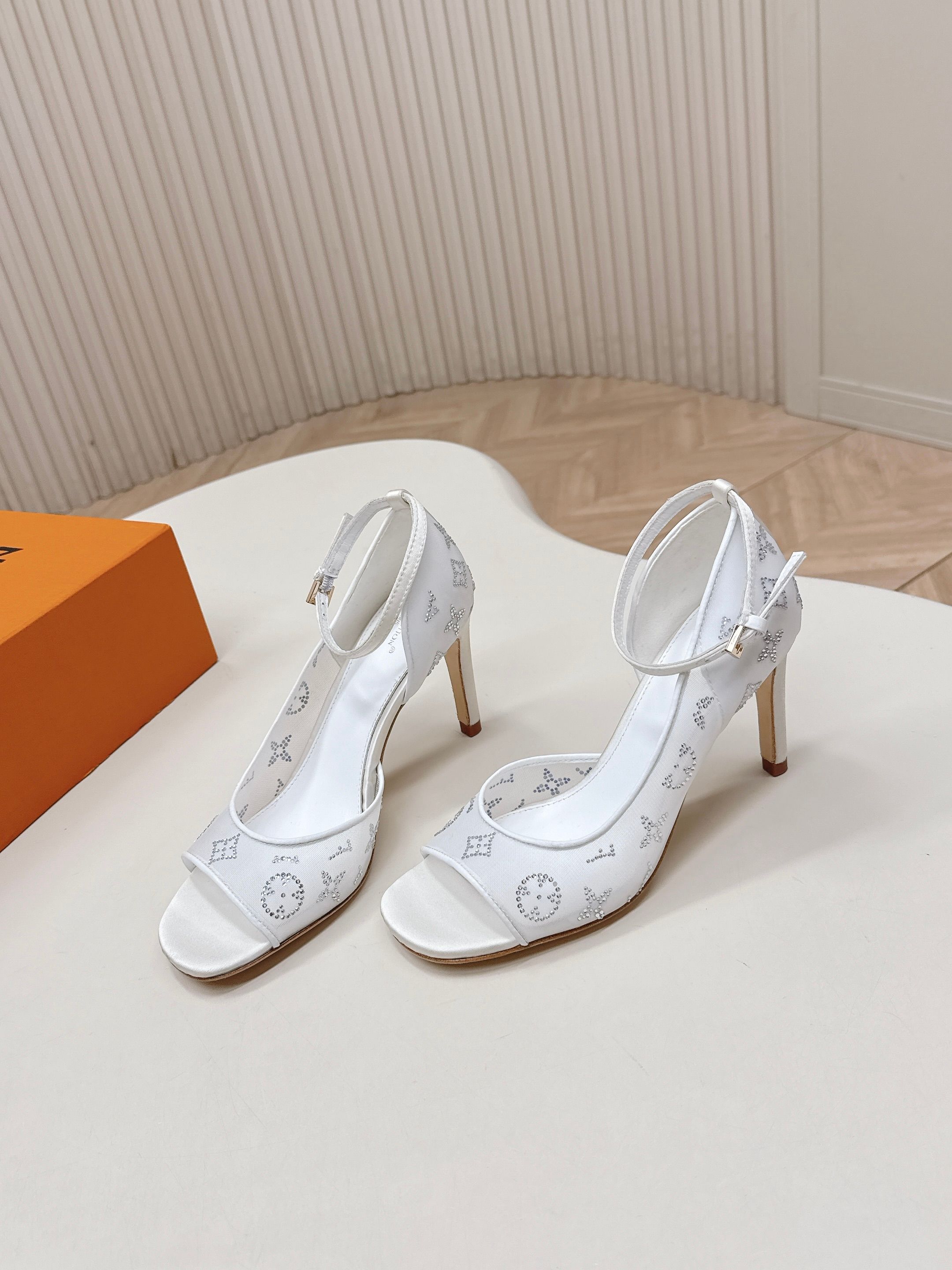 Louis Vuitton 8 5cm 水钻网面 LV驴牌 2026系列 春夏新款高跟凉鞋鞋 楦型百搭瘦脚yyds