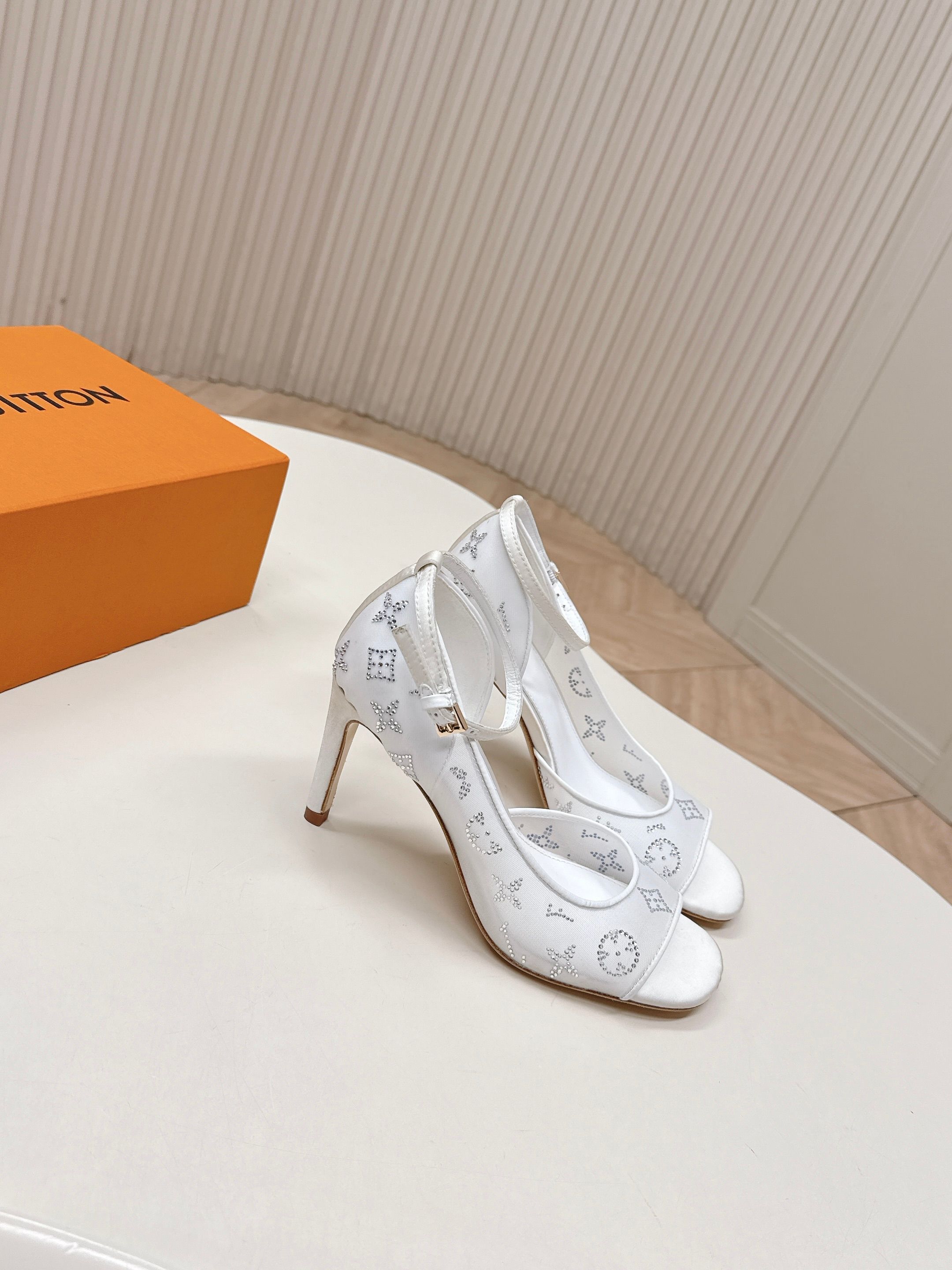 Louis Vuitton 8 5cm 水钻网面 LV驴牌 2026系列 春夏新款高跟凉鞋鞋 楦型百搭瘦脚yyds