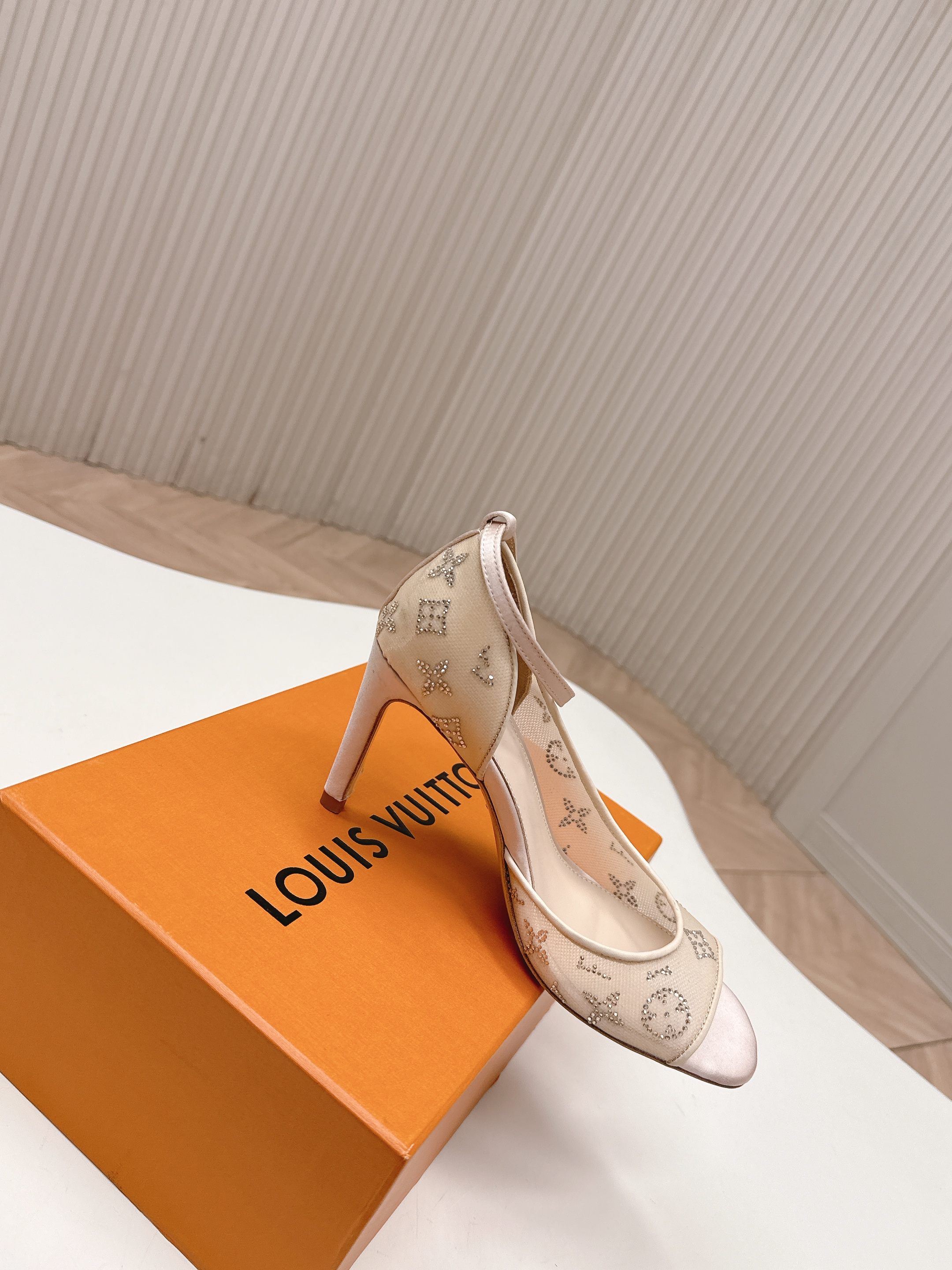 Louis Vuitton 8 5cm 水钻网面 LV驴牌 2026系列 春夏新款高跟凉鞋鞋 楦型百搭瘦脚yyds