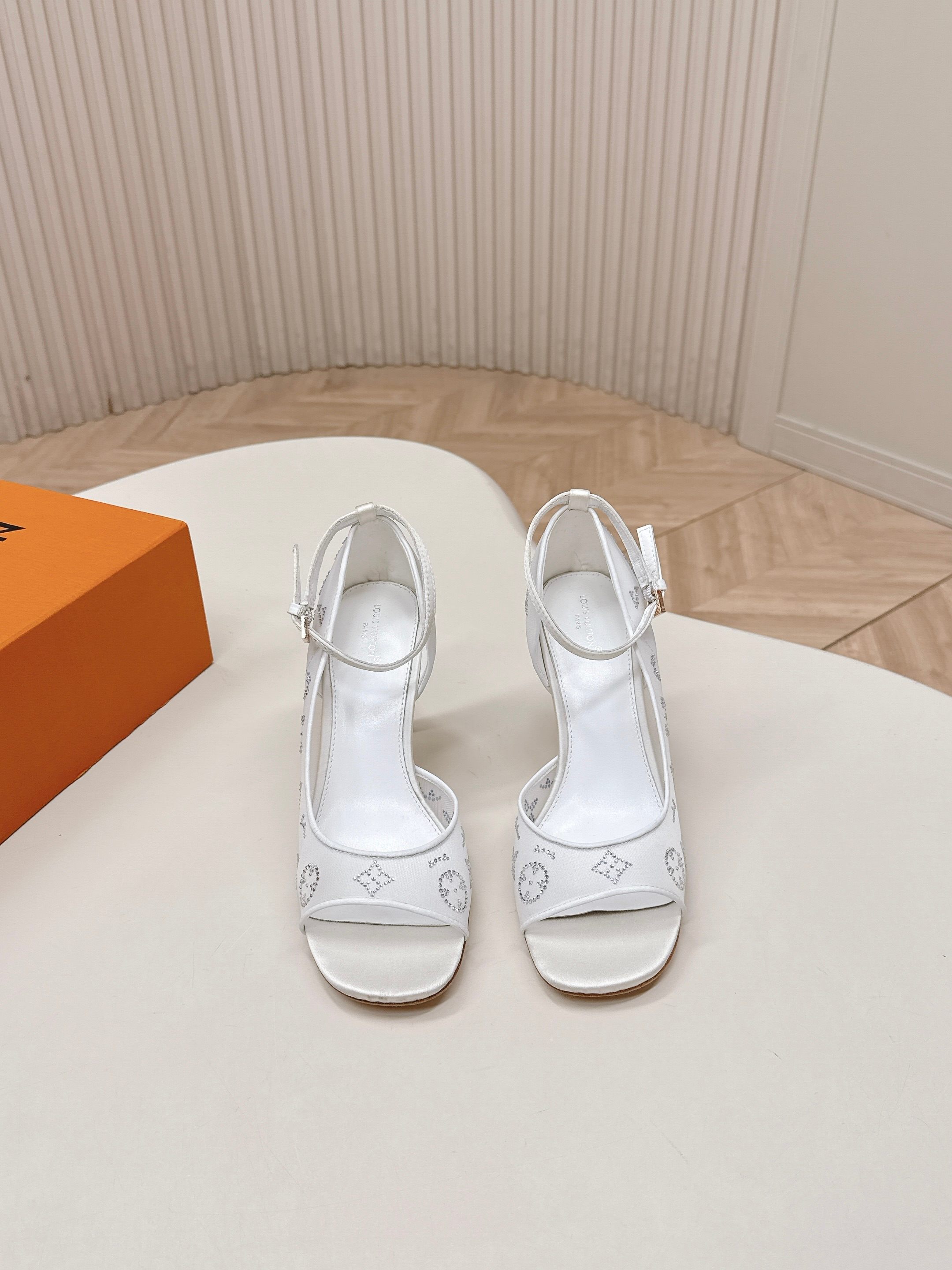 Louis Vuitton 8 5cm 水钻网面 LV驴牌 2026系列 春夏新款高跟凉鞋鞋 楦型百搭瘦脚yyds