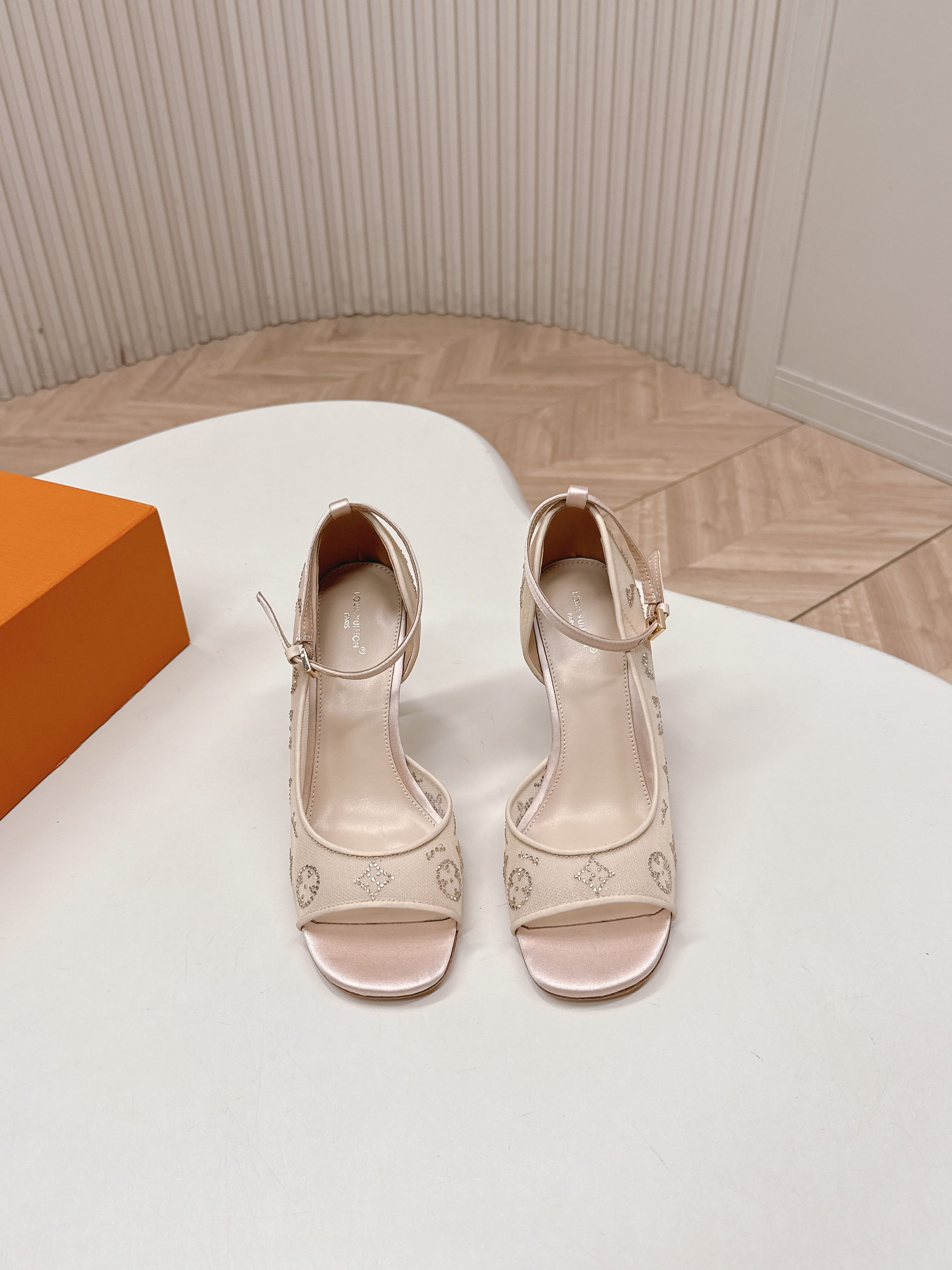 Louis Vuitton 8 5cm 水钻网面 LV驴牌 2026系列 春夏新款高跟凉鞋鞋 楦型百搭瘦脚yyds
