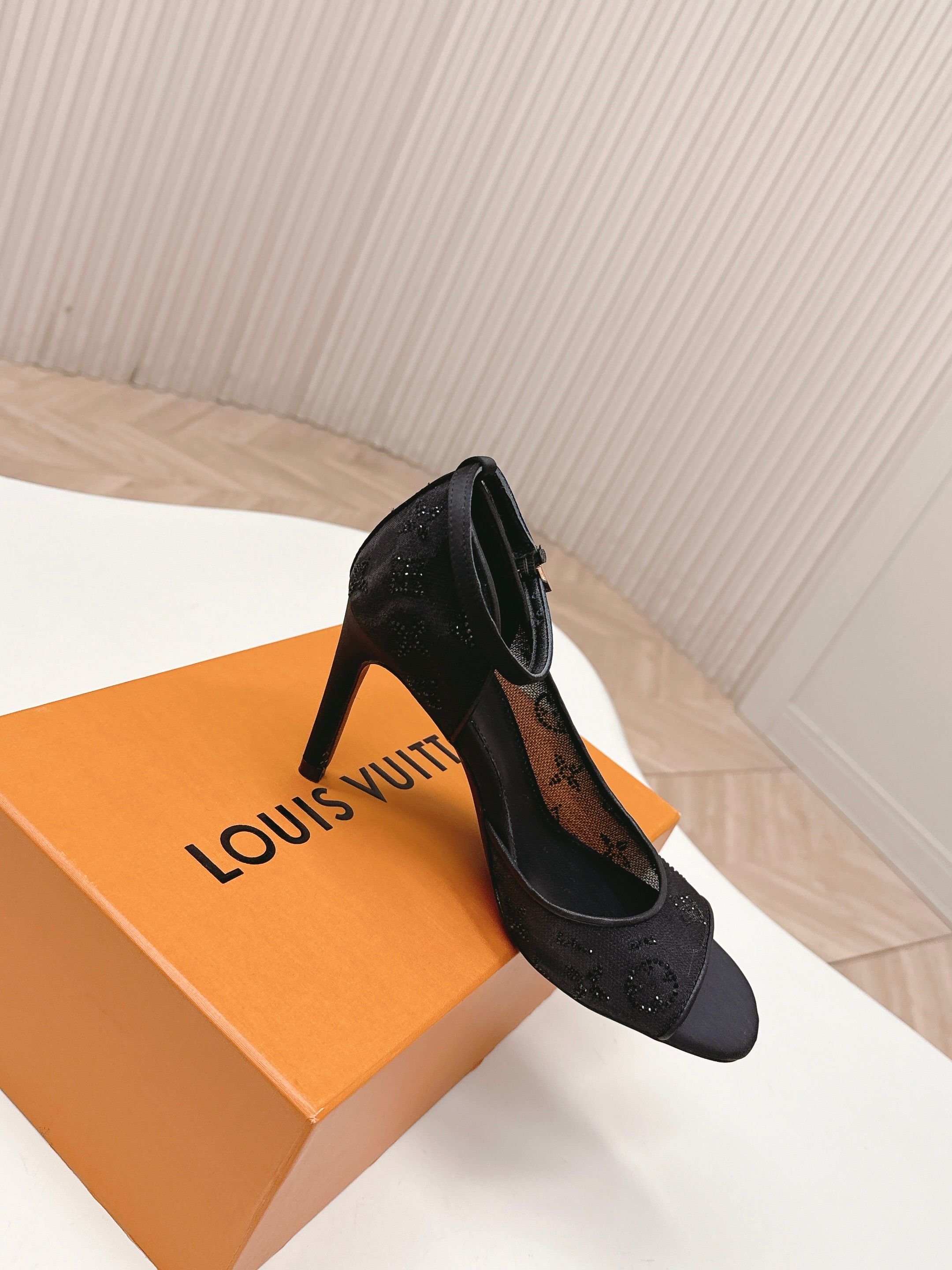 Louis Vuitton 8 5cm 水钻网面 LV驴牌 2026系列 春夏新款高跟凉鞋鞋 楦型百搭瘦脚yyds