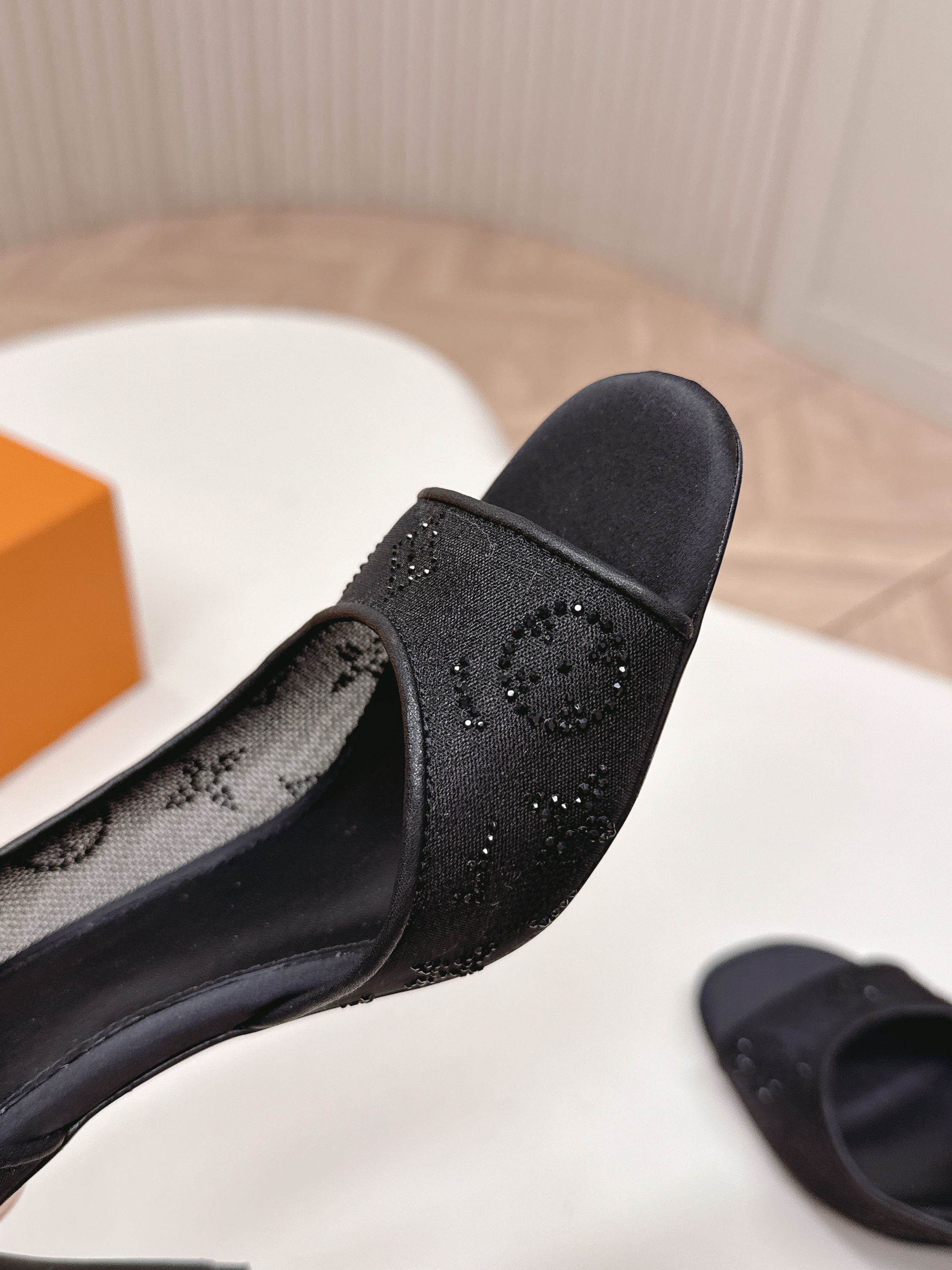 Louis Vuitton 8 5cm 水钻网面 LV驴牌 2026系列 春夏新款高跟凉鞋鞋 楦型百搭瘦脚yyds