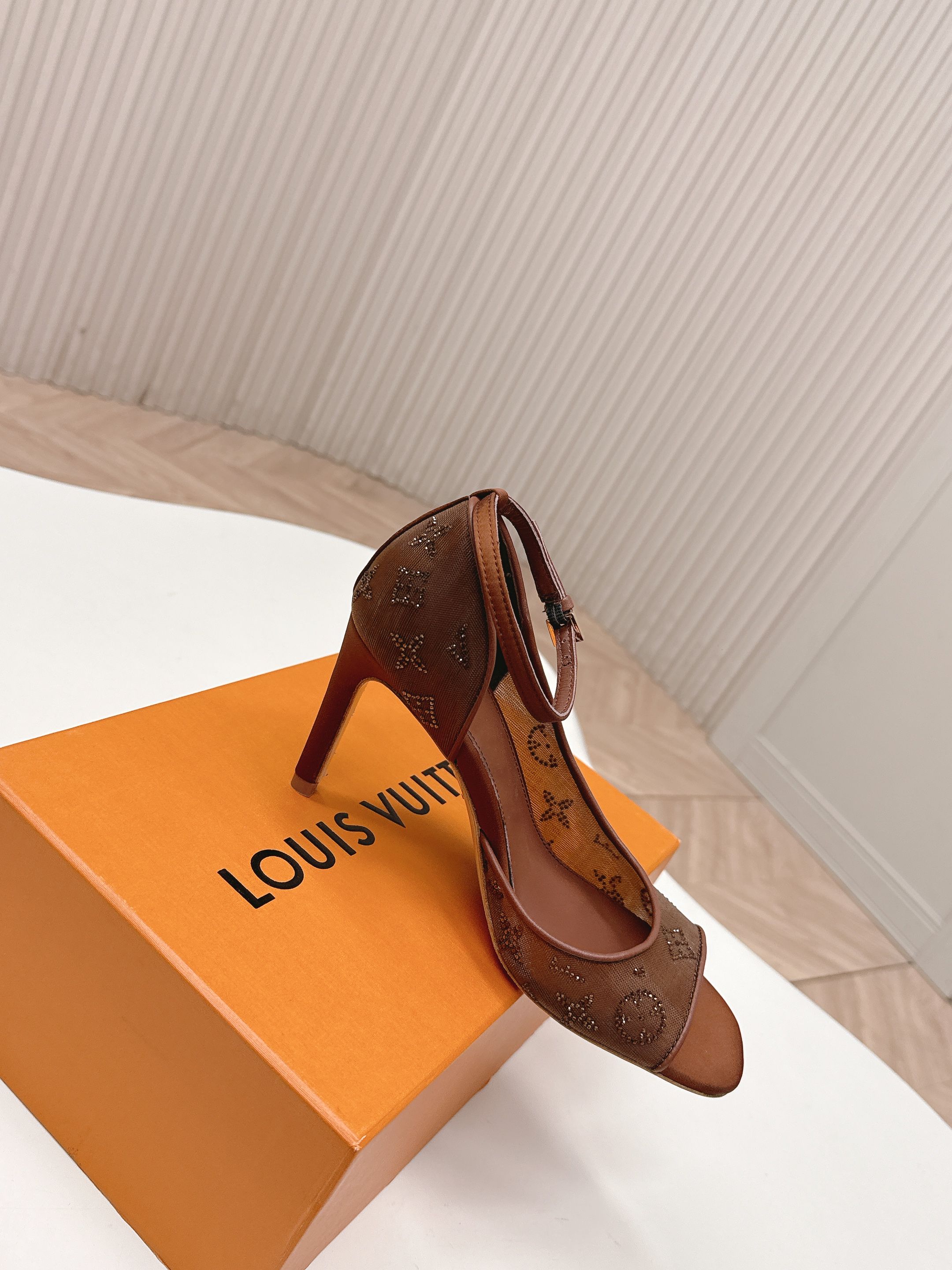 Louis Vuitton 8 5cm 水钻网面 LV驴牌 2026系列 春夏新款高跟凉鞋鞋 楦型百搭瘦脚yyds